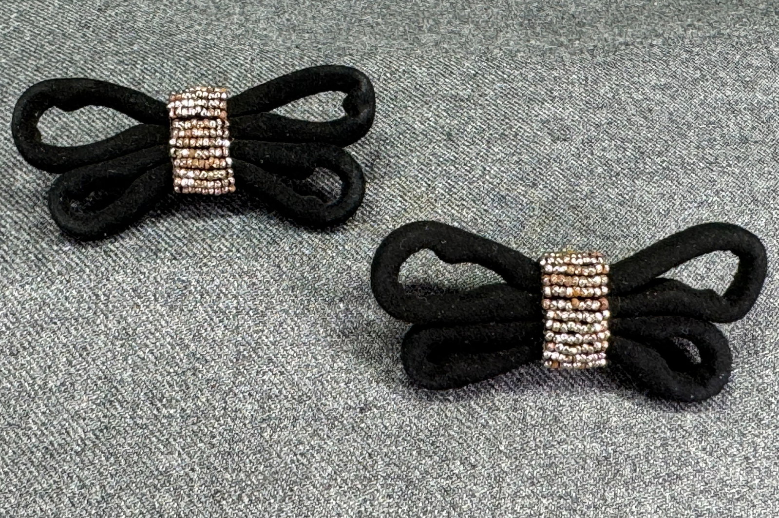 Antique art deco marcasites black suede bow show clips: Antique art deco marcasites black suede bow show clips. Unmarked. For measures please refer to the pictures taken with a measuring tape. Weight: 10 Grams. This is a NO RESERVE AUCTION: there are no hi