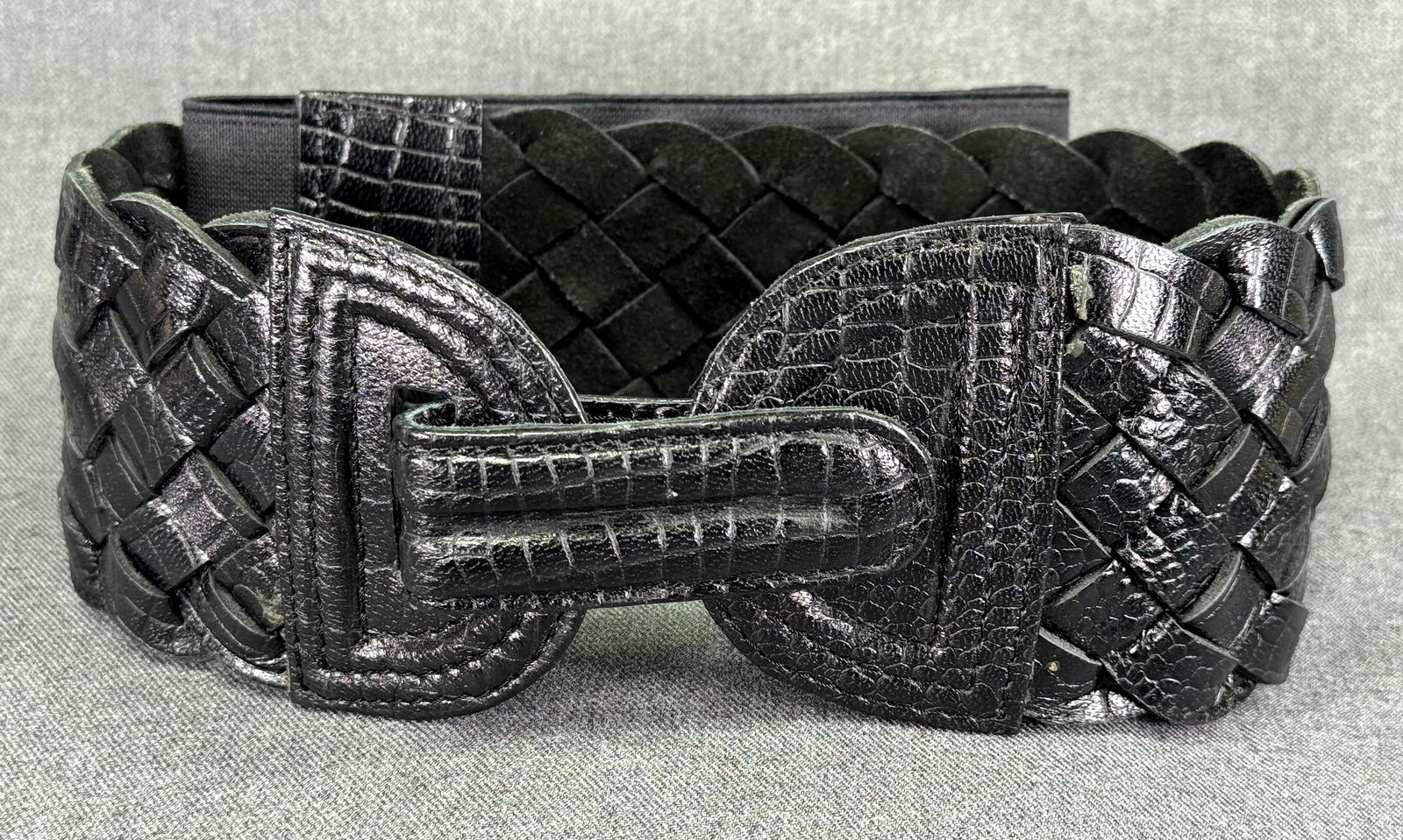Vintage 90s woven genuine black leather and elastic adjustable wide belt. Size M: Vintage 90s woven genuine black leather and elastic adjustable wide belt. Size M. Marked. Made in India. For measures please refer to the pictures taken with a measuring tape. Weight: 170 Grams. IN HO
