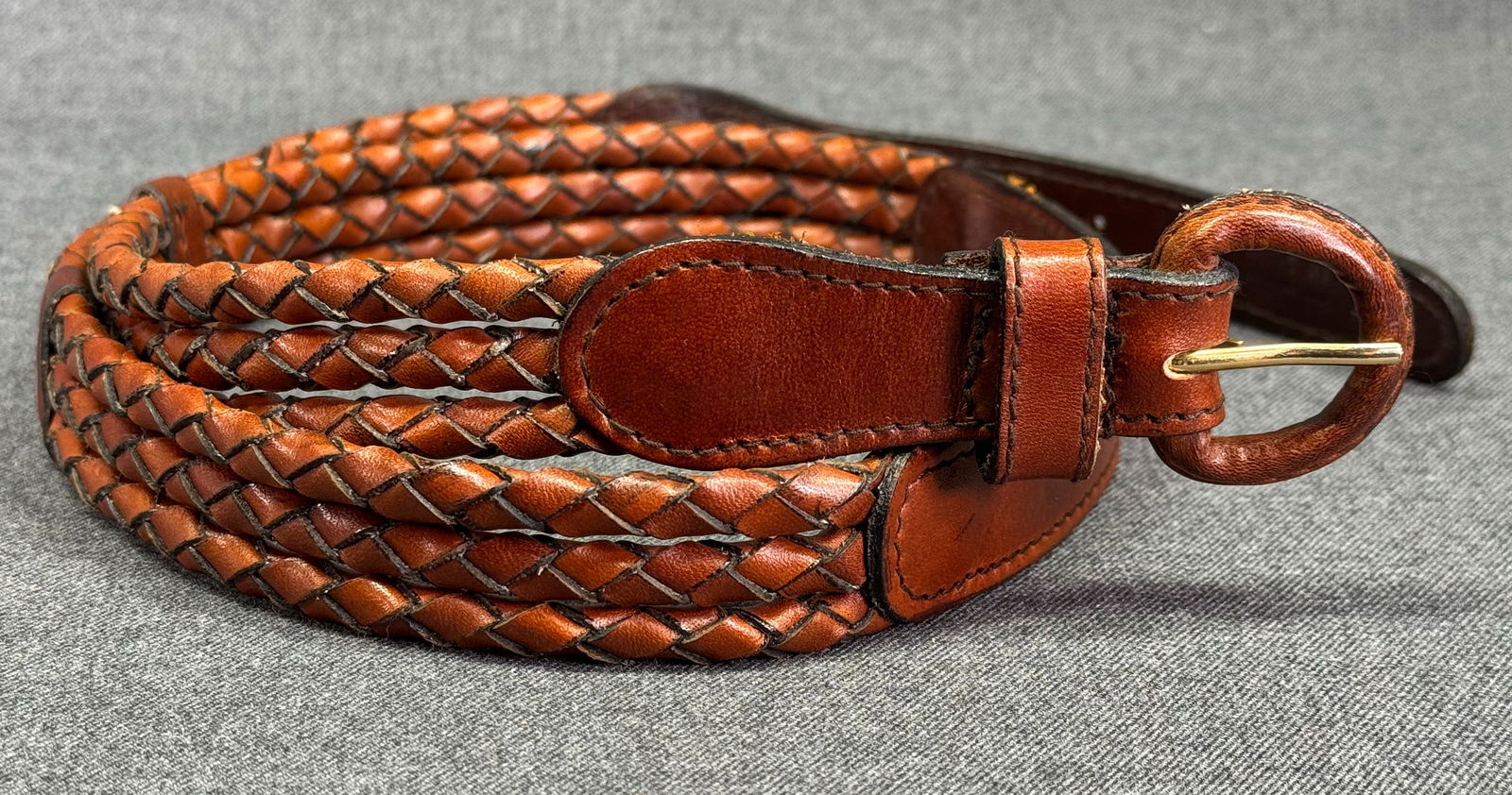 Vintage 90s Halsey woven genuine brown leather belt.: Vintage 90s Halsey woven genuine brown leather belt. . Size: 36/90. Made in USA. Leather is marked Halsey Genuine leather 90 Made in Uruguay. For measures please refer to the pictures taken with a mea