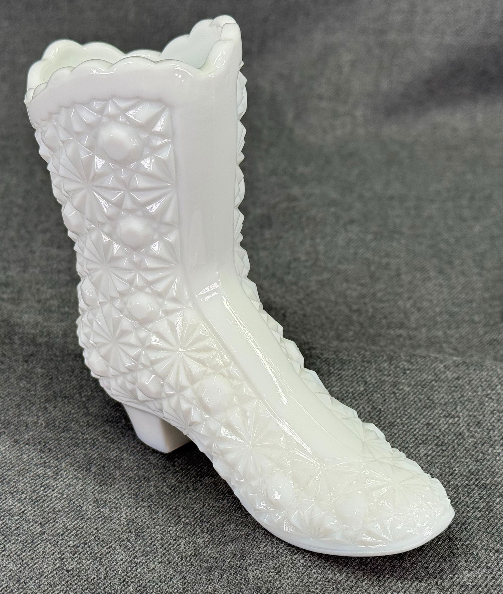 Vintage Fenton ? Daisy And Button Milk Glass Victorian Boot Shoe: Vintage Fenton ? Daisy And Button Milk Glass Victorian Boot Shoe. Unmarked. For measures please refer to the pictures taken with a measuring tape. IN HOUSE Estimated* SHIPPING & HANDLING COST WITHIN T