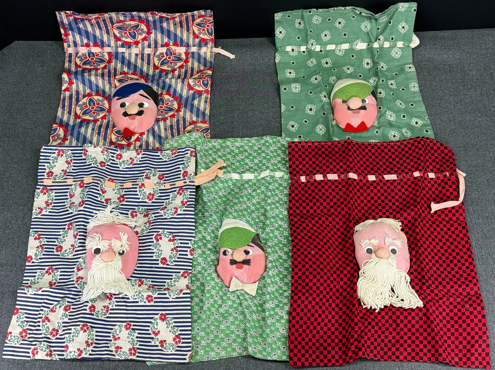 Vintage assorted applied face cotton drawstring gift bags. Lot of 5: Vintage assorted applied face cotton drawstring gift bags. Lot of 5. Unmarked. For measures please refer to the pictures taken with a measuring tape. Weight: 90 Grams. This is a NO RESERVE AUCTION: th