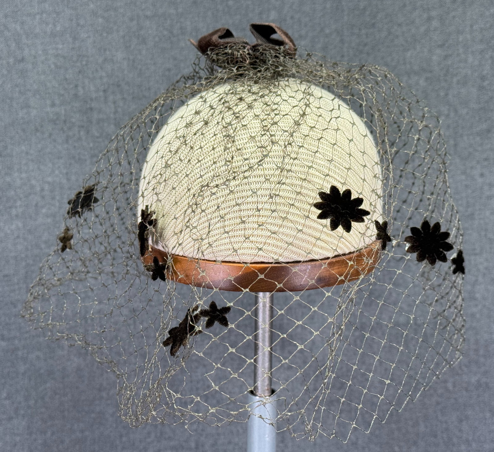 Vintage applied bows & flowers velvette on net brownish birdcage veil hat: Vintage applied bows & flowers velvette on net brownish birdcage veil hat. For measures please refer to the pictures taken with a measuring tape. IN HOUSE Estimated* SHIPPING & HANDLING COST WITHIN TH
