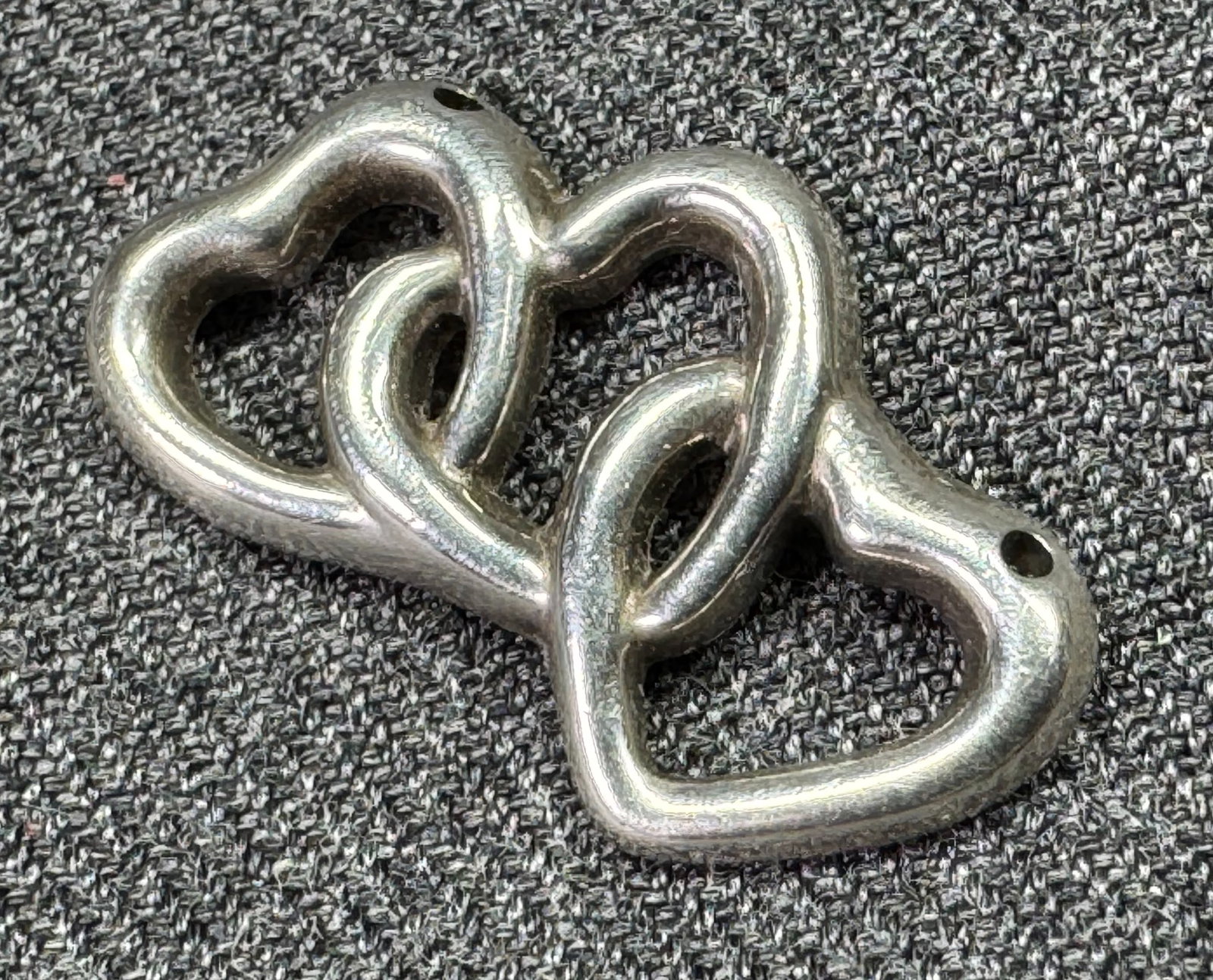 Vintage Tiffany & Co sterling silver jointed hearts pendant medallion: Vintage Tiffany & Co sterling silver jointed hearts pendant medallion. Marked Tiffany & Co 925. For measures please refer to the pictures taken with a measuring tape. Weight: 2.96 Grams. IN HOUSE Esti