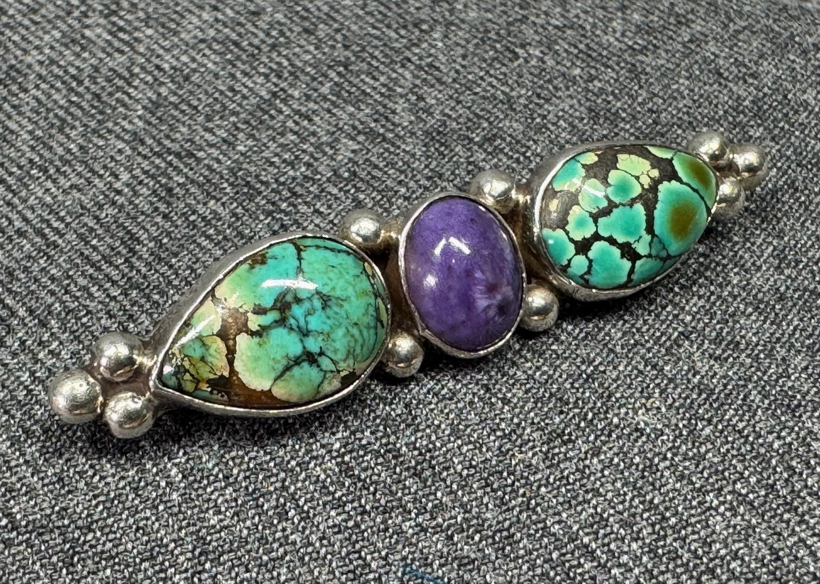 Vintage Jenn Sterling Native American turquoise & amethyst brooch pin: Vintage Jenn Sterling Native American turquoise & amethyst brooch pin. Marked. For measures please refer to the pictures taken with a measuring tape. Weight: 6.89 Grams. IN HOUSE Estimated* SHIPPING &