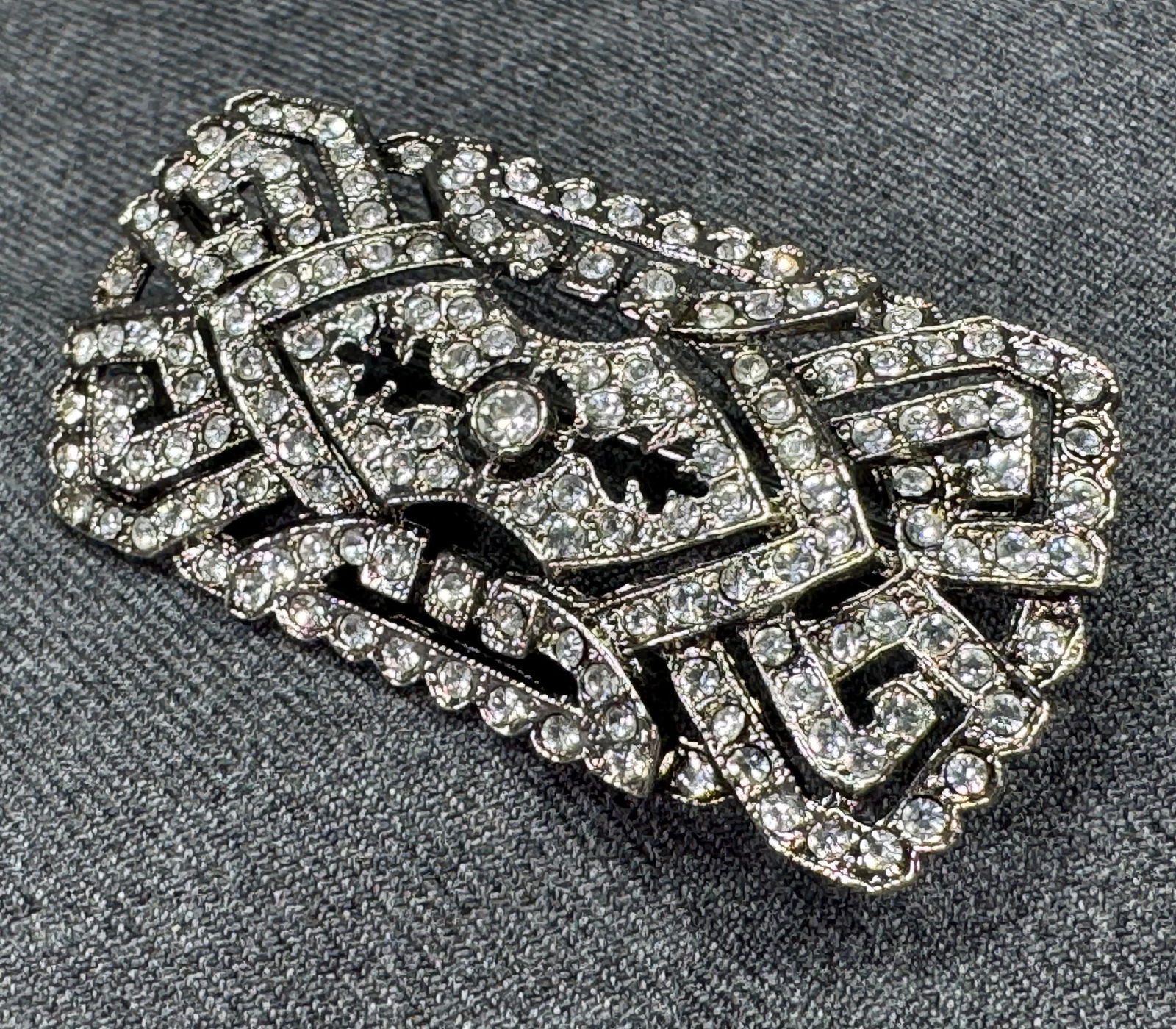 Vintage art deco style clear crystals silvertoned brooch pin (1 of 6)