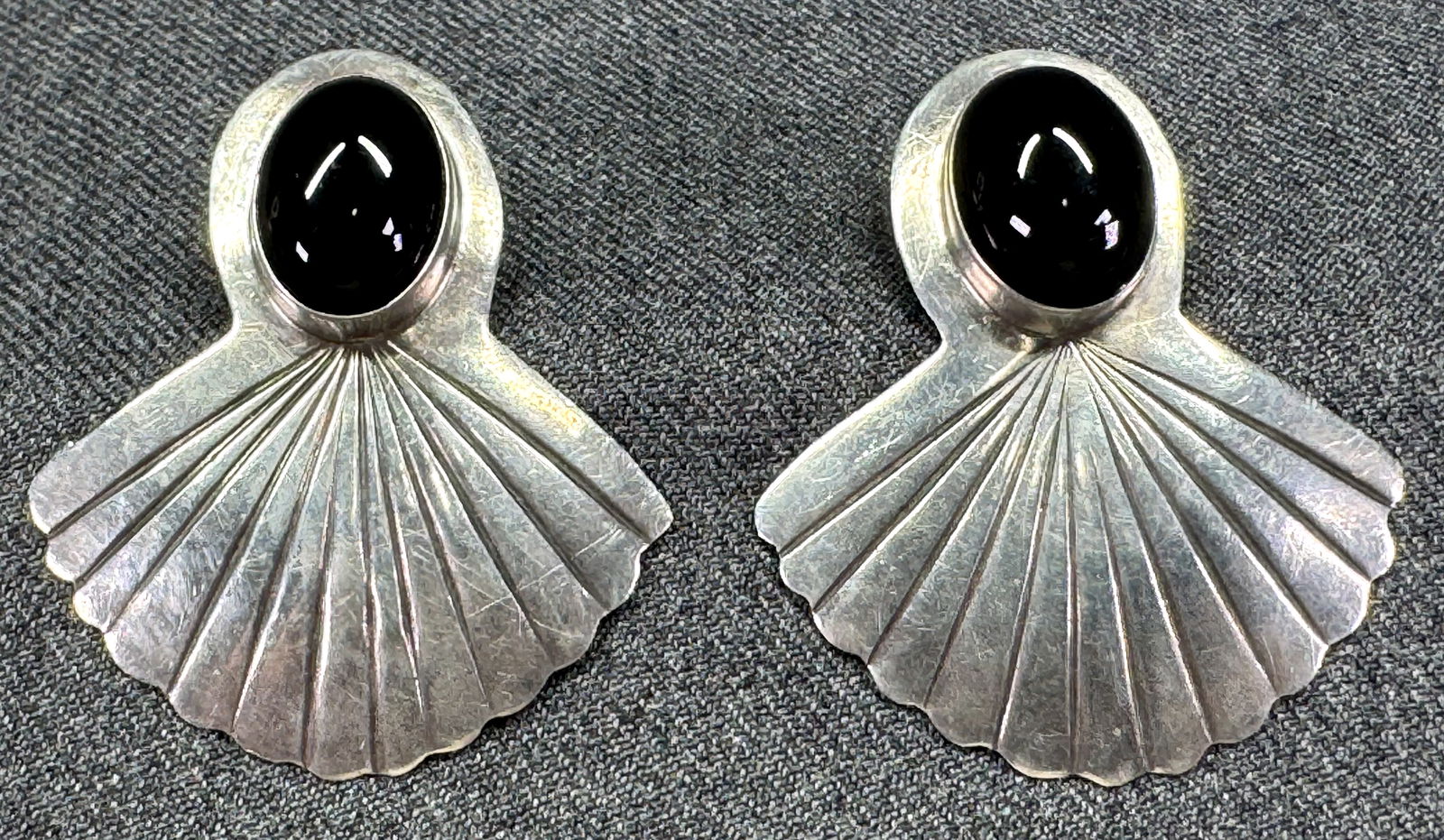 Vintage Navajo onix sterling silver stud earrings. Marked: Vintage Navajo onix sterling silver stud earrings. Marked. Marked. For measures please refer to the pictures taken with a measuring tape. Weight: 13.07 Grams. IN HOUSE Estimated* SHIPPING & HANDLING C