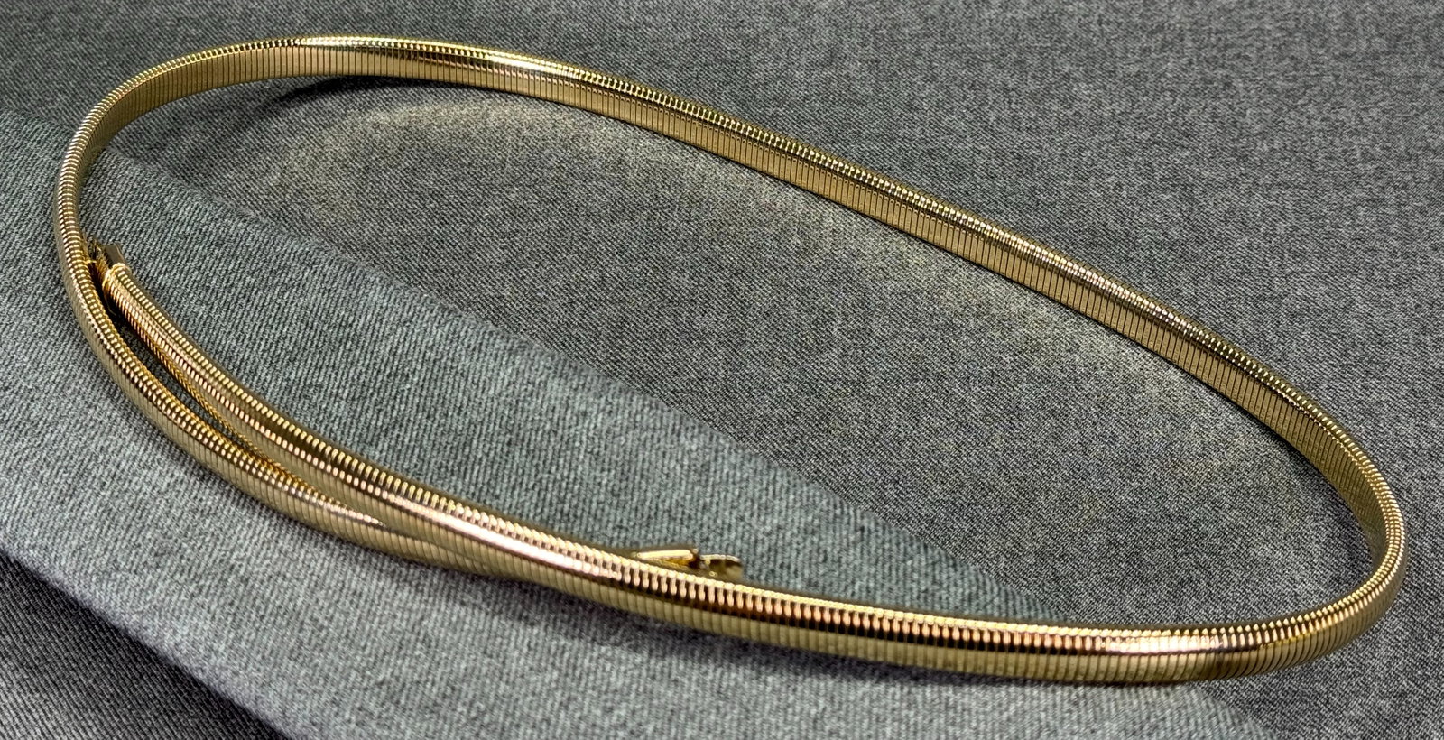 Vintage goldtoned metal omega chain extensible belt: Vintage goldtoned metal omega chain extensible belt. It measures from around 21 to 25 1/2 inches long,XS. unmarked. For measures please refer to the pictures taken with a measuring tape. IN HOUSE Esti