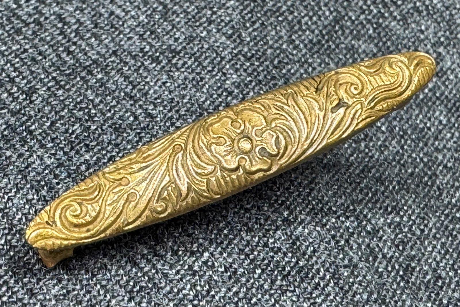 Antique Edwardian goldtoned flower and scrolls lingerie brooch pin: Antique Edwardian goldtoned flower and scrolls lingerie brooch pin. Unmarked. For measures please refer to the pictures taken with a measuring tape. Weight: 3 Grams IN HOUSE Estimated* SHIPPING & HAND