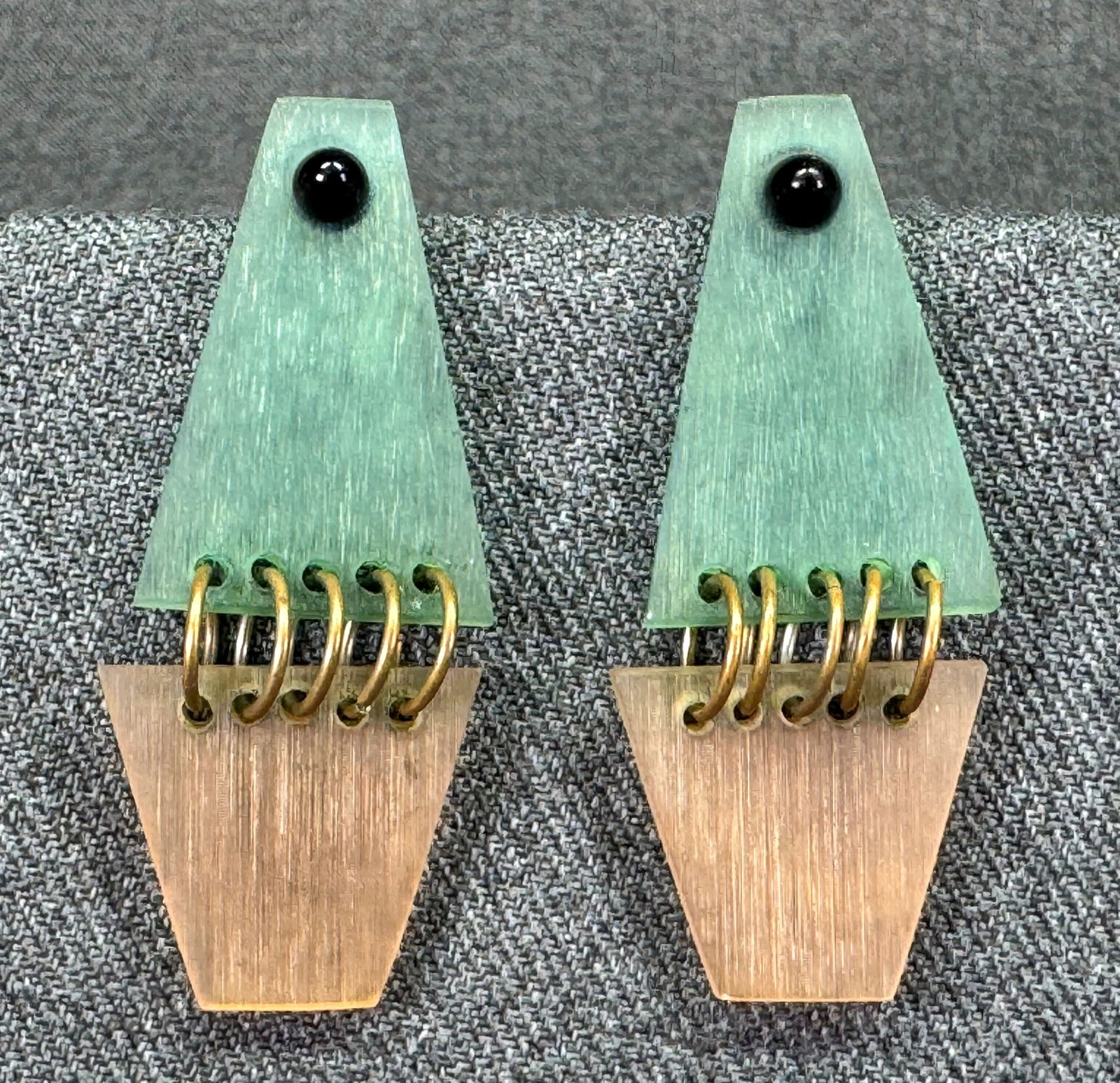 Vintage Menphis style resin and bronze rings stud earrings: Vintage Menphis style resin and bronze rings stud earrings. Unmarked. For measures please refer to the pictures taken with a measuring tape. Weight: 10 Grams IN HOUSE Estimated* SHIPPING & HANDLING CO