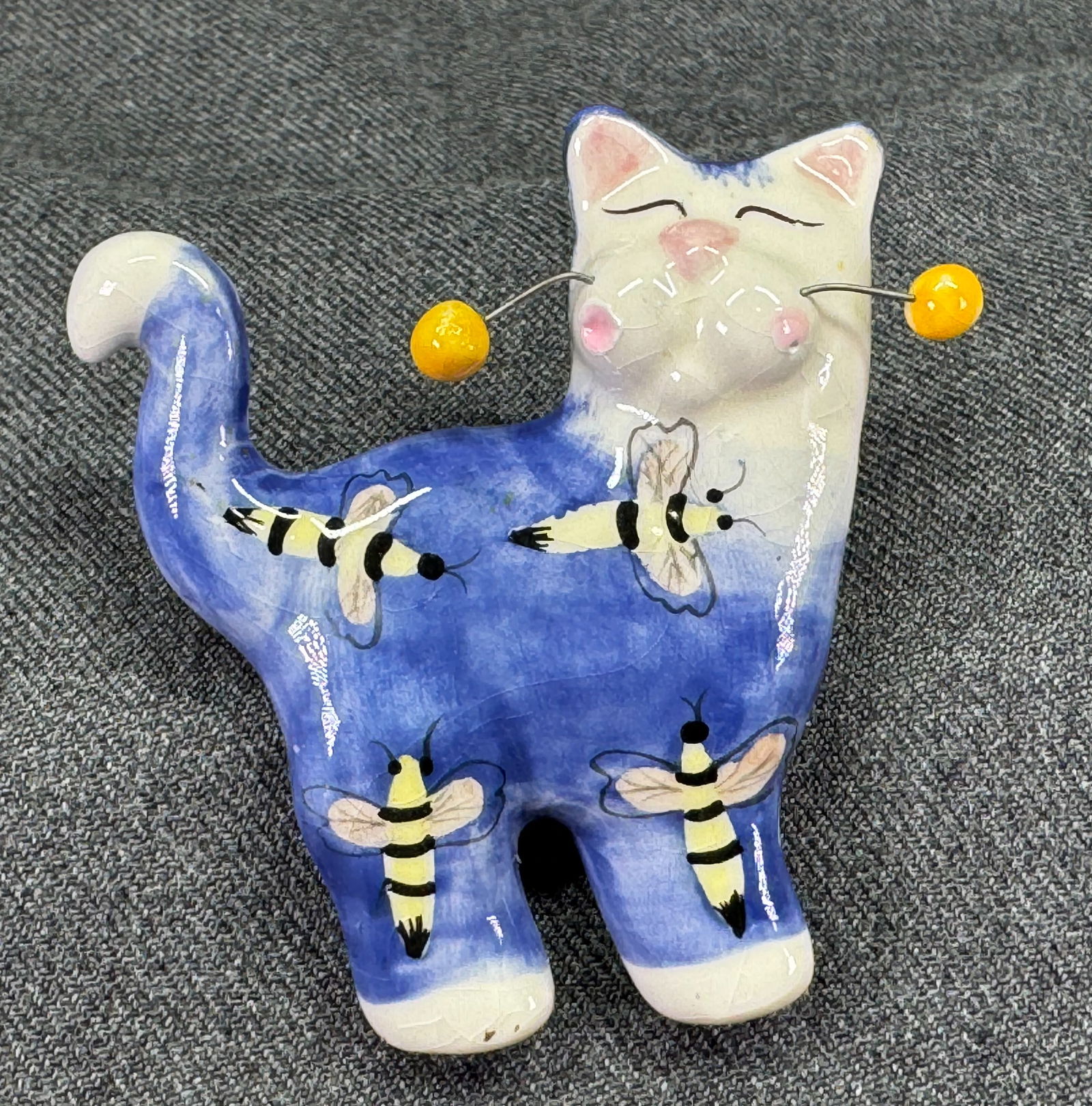 Amy Lacombe bees blue pottery cat pin brooch: Amy Lacombe bees blue pottery cat pin brooch. Unmarked. For measures please refer to the pictures taken with a measuring tape. Weight: 22 Grams IN HOUSE Estimated* SHIPPING & HANDLING COST WITHIN THE