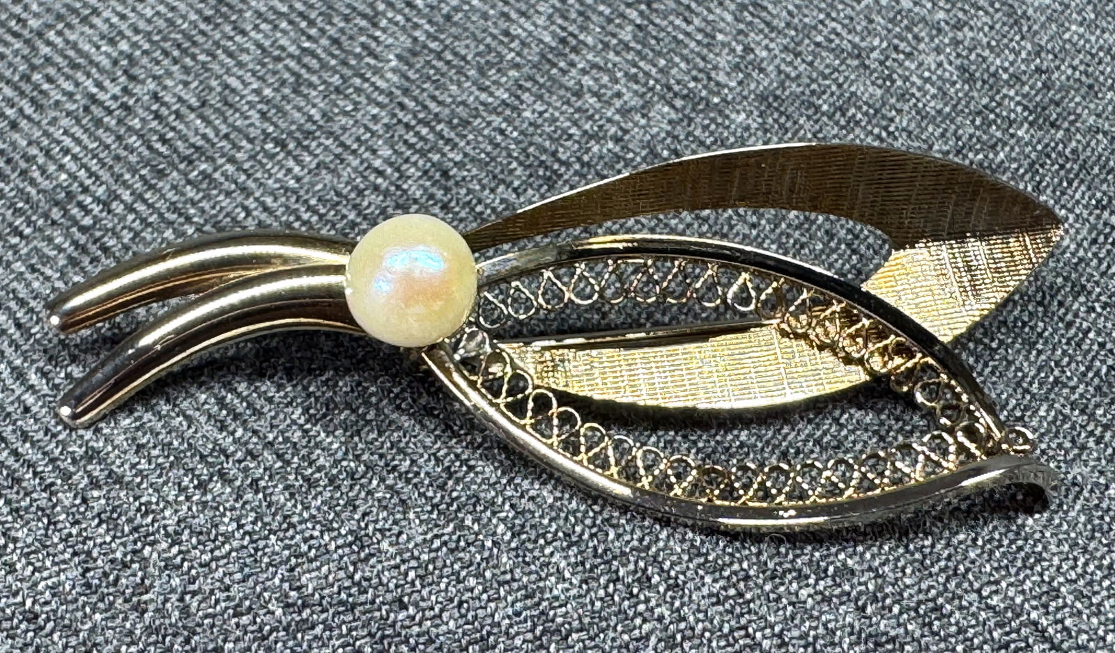 Vintage Van Lou pearly bead 12K gold-filled leaves brooch pin (1 of 7)