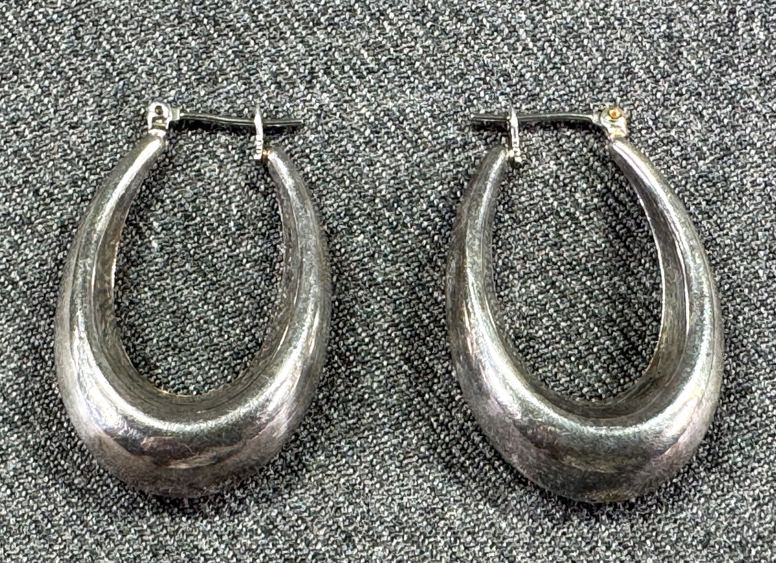 Vintage silvertoned metal puffy hoop stud earrings: Vintage silvertoned metal puffy hoop stud earrings. Unmarked. For measures please refer to the pictures taken with a measuring tape. Weight: 6 Grams. IN HOUSE Estimated* SHIPPING & HANDLING COST WITHI