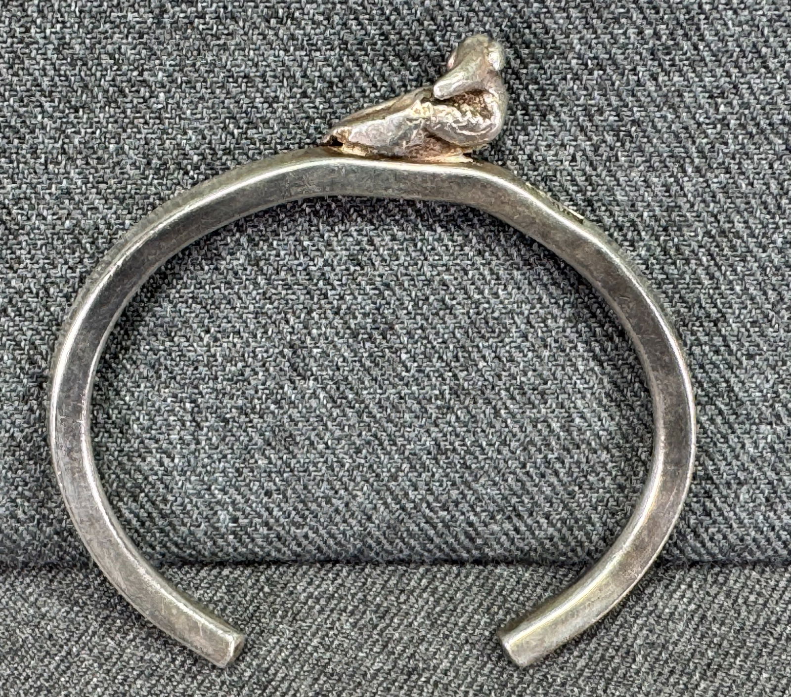 Vintage MCM signed Kirksey bird pewter cuff bracelet: Vintage MCM signed Kirksey bird pewter cuff bracelet. For measures please refer to the pictures taken with a measuring tape. Weight: 29 Grams. IN HOUSE Estimated* SHIPPING & HANDLING COST WITHIN THE U