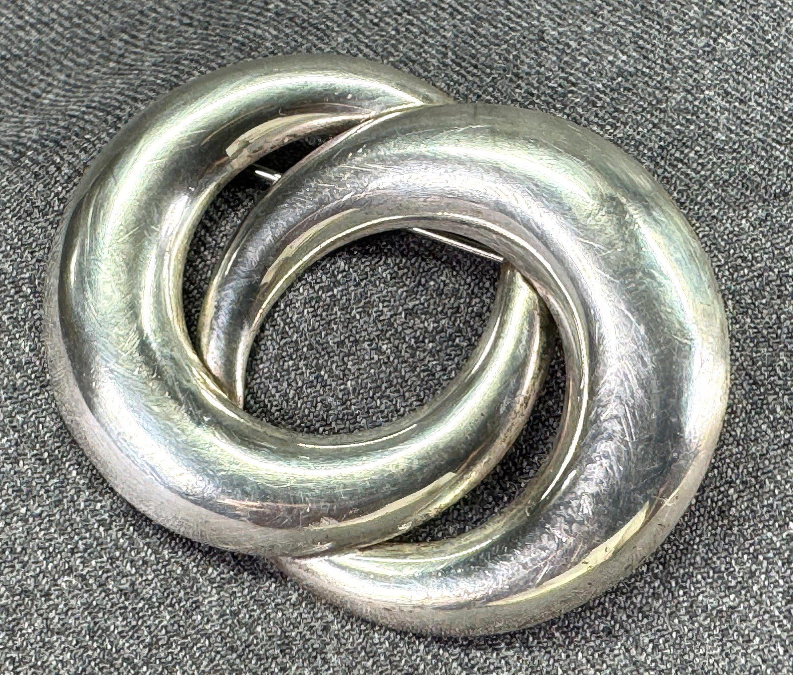 Vintage Mexican Taxco sterling silver modernist infinity knot brooch pin: Vintage Mexican Taxco sterling silver modernist infinity knot brooch pin. Marked TG-60 Mexico 925. For measures please refer to the pictures taken with a measuring tape. Weight: 15.44 Grams. IN HOUSE 