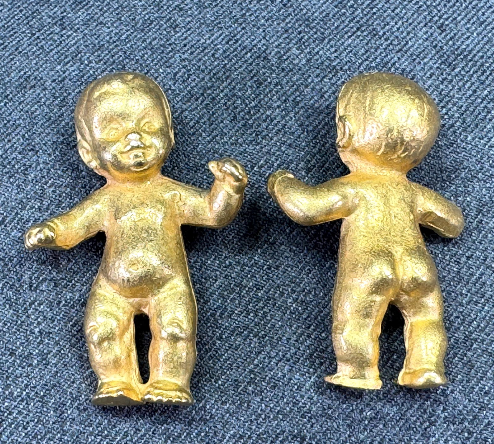 Vintage 80's Alison Mager goldtone metal baby brooches: Vintage 80's Alison Mager goldtone metal baby brooches. Unmarked. For measures please refer to the pictures taken with a measuring tape. Weight: 25 Grams. IN HOUSE Estimated* SHIPPING & HANDLING COST