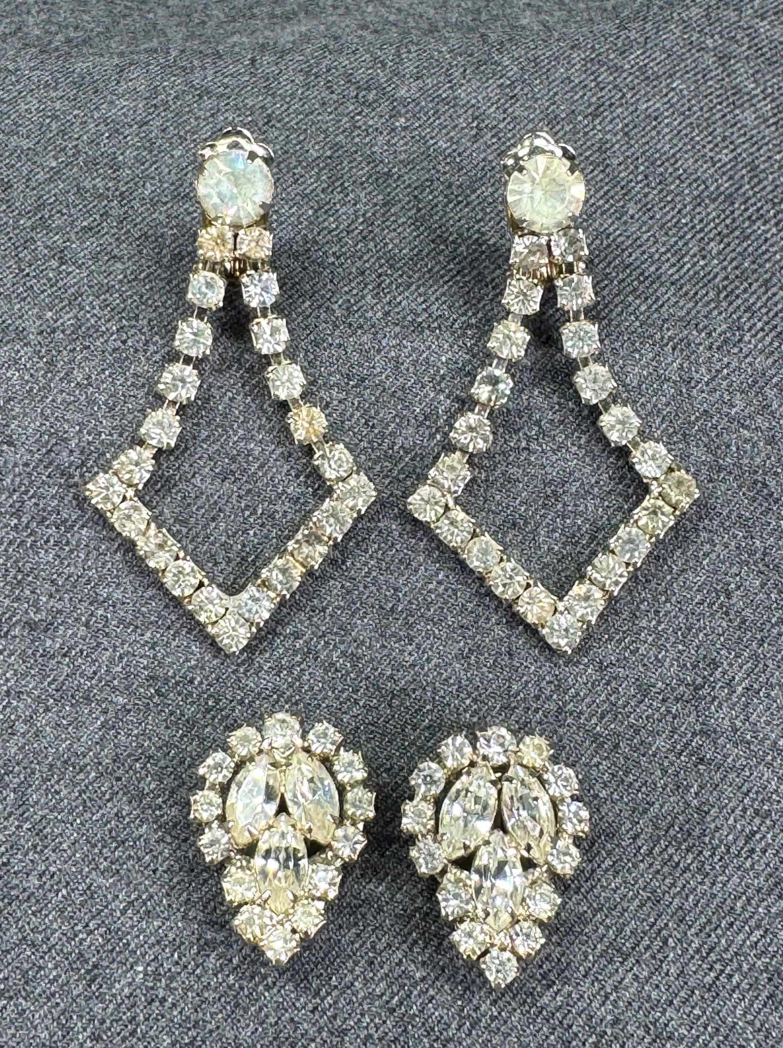 Vintage crystals silvertone metal brop & chandelier clip on earrings.: Vintage crystals silvertone metal brop & chandelier clip on earrings. Unmarked. For measures please refer to the pictures taken with a measuring tape. Weight: 23 Grams. IN HOUSE Estimated* SHIPPING &