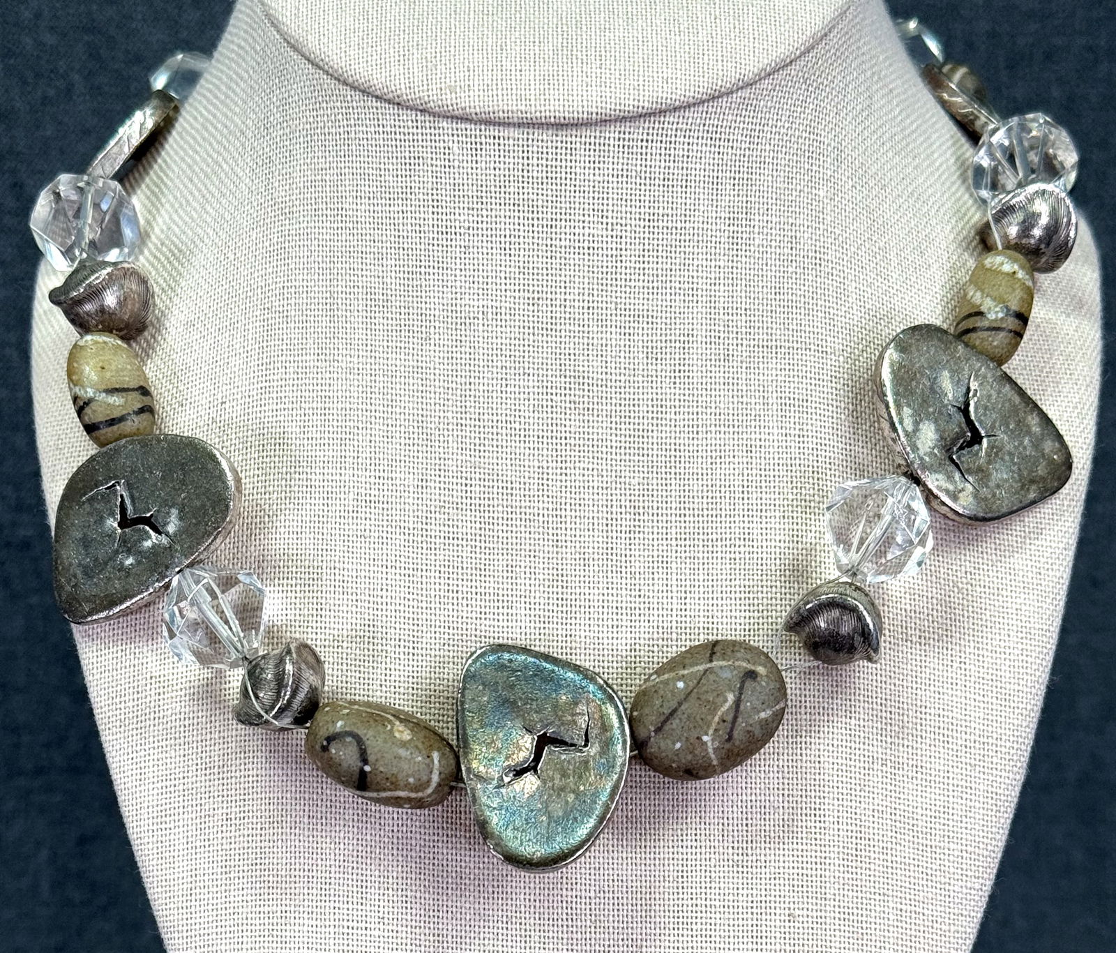 Vintage artsy crafted silvertone metal, glass and clear lucite beaded necklace: Vintage artsy crafted silvertone metal, glass and clear lucite beaded necklace. Unmarked. For measures please refer to the pictures taken with a measuring tape. Weight: 110 Grams. IN HOUSE Estimated*