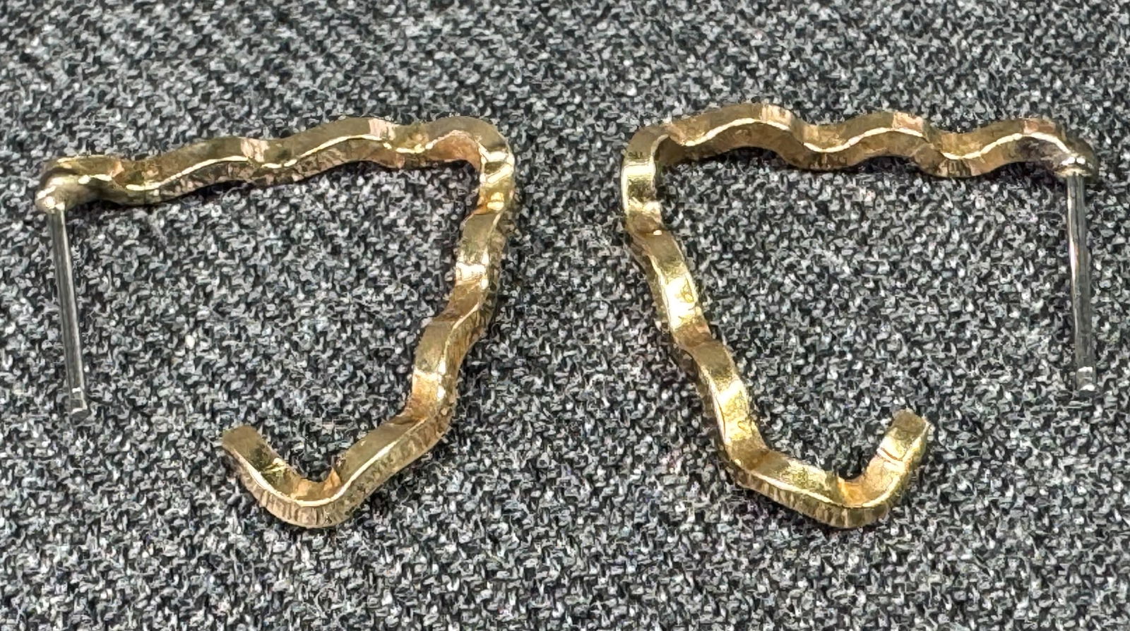 Vintage goldtoned twist stud earrings: Vintage goldtoned twist stud earrings. Unmarked . For measures please refer to the pictures taken with a measuring tape. Weight: 1.65 Grams. IN HOUSE Estimated* SHIPPING & HANDLING COST WITHIN THE U.S