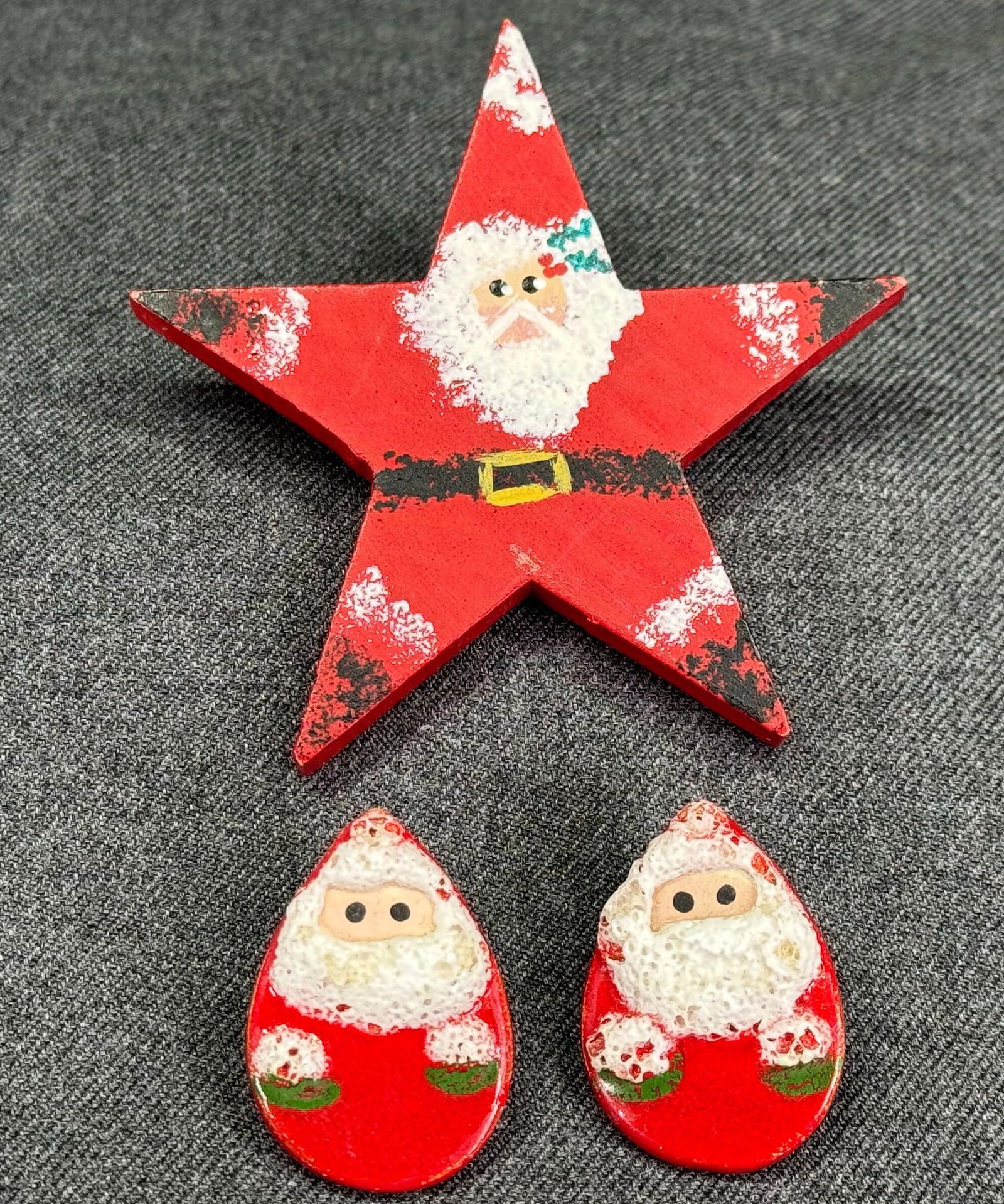 Vintage artsy hand painted on wood Christams Santa star large pin brooch & pottery stud earrings: Vintage artsy hand painted on wood Christams Santa star pin brooch & pottery stud earrings. Pin is signed REC. For measures please refer to the pictures taken with a measuring tape. Weight: 5.86 Grams