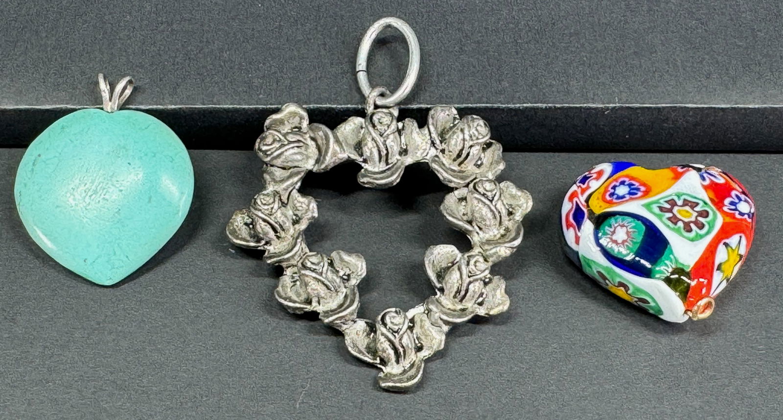 Signed EH flowers pewter, millefiori glass & turquoise resin heart pendants.Lot of 3: Signed EH flowers pewter, millefiori glass & turquoise resin heart pendants.Lot of 3 . For measures please refer to the pictures taken with a measuring tape. Weight: 30 Grams . This is a NO RESERVE AU