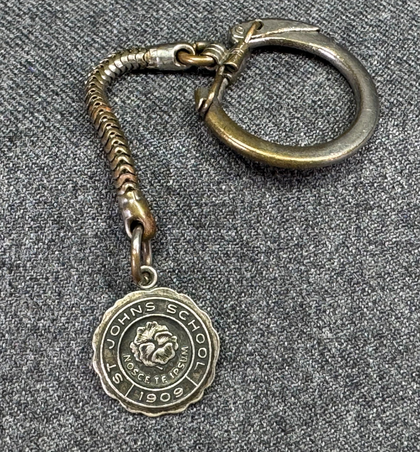Antique 1909 St Johns School Nosce Te Ipsum medal keyring: Antique 1909 St Johns School Nosce Te Ipsum medal keyring. Unmarked. For measures please refer to the pictures taken with a measuring tape. Weight: 8 Grams. IN HOUSE Estimated* shipping and handling c