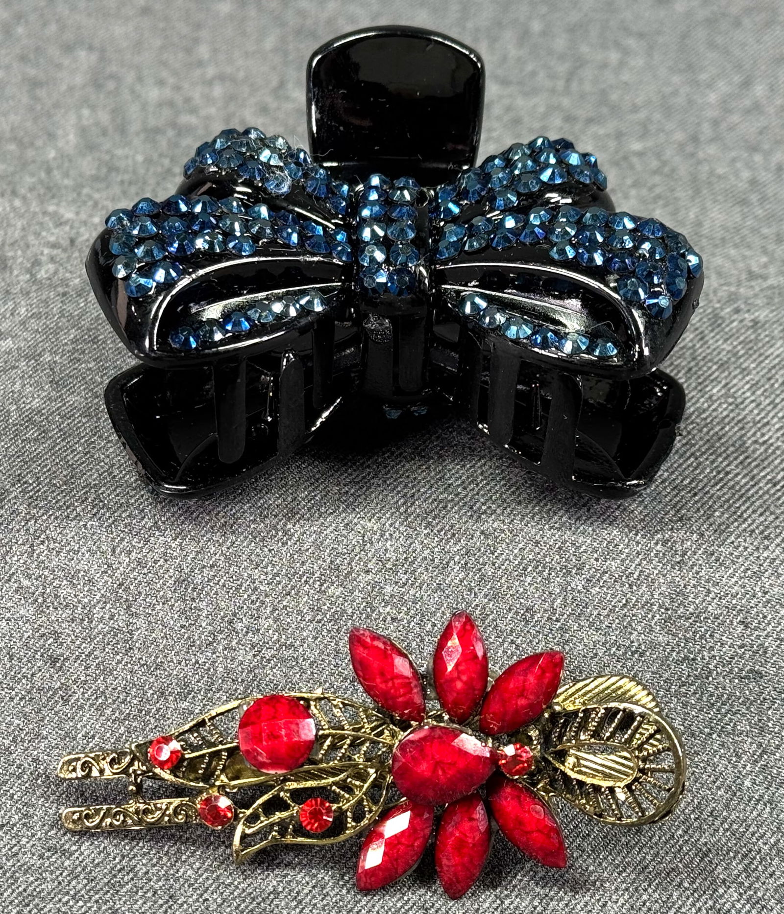 Vintage jeweled black plastic bow & goldtoned metal Hair clips: Vintage jeweled black plastic bow & goldtoned metal Hair clips. Unmarked. For measures please refer to the pictures taken with a measuring tape. Weight: 45 Grams IN HOUSE Estimated* SHIPPING & HANDLIN