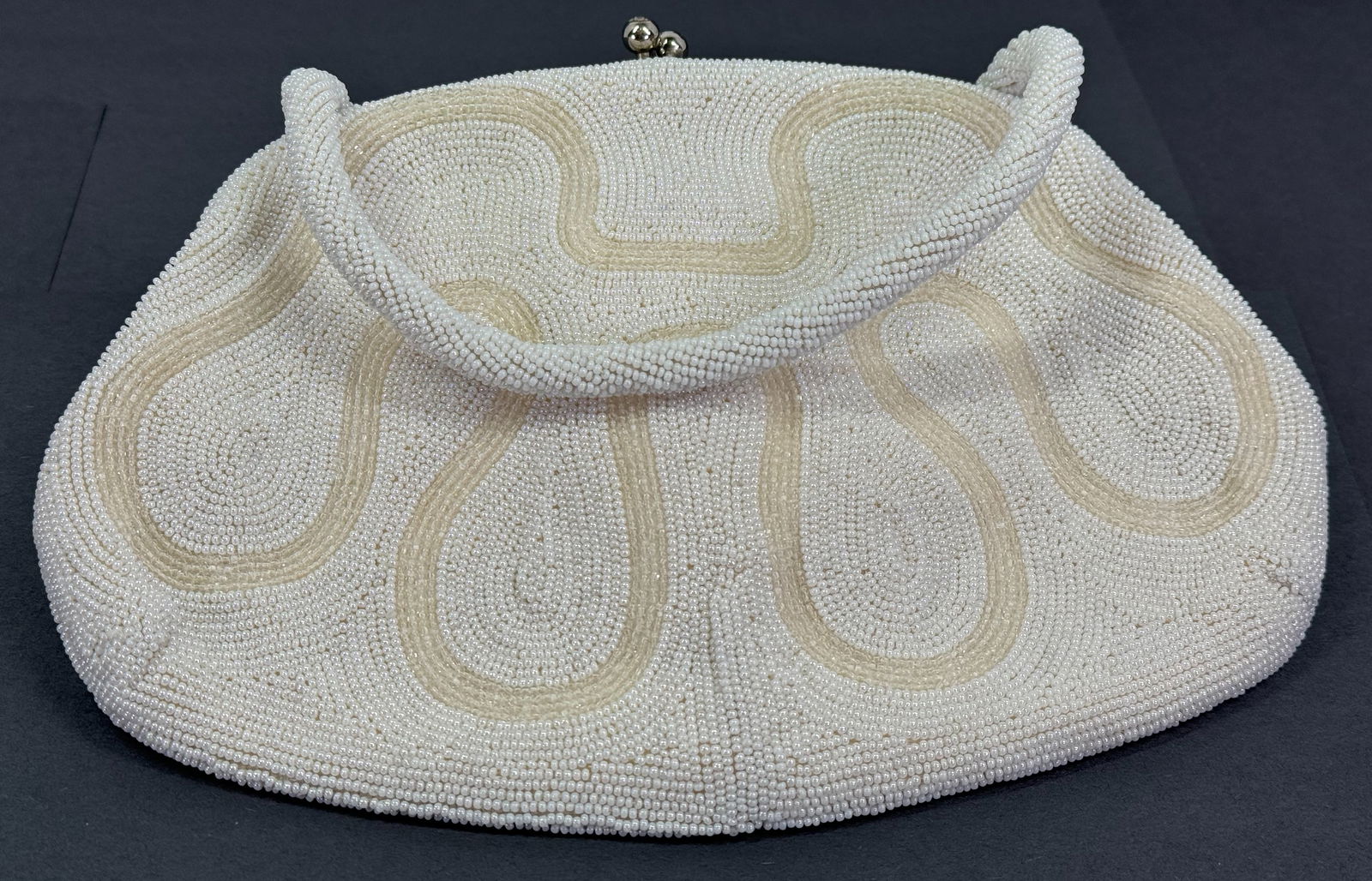 Vintage Belgian hand beaded creamy & pearly glass beads.: Vintage Belgian hand beaded creamy & pearly glass beads. Jeweled clasp. The interior is lined in satin with one pocket. Fabric label Made in Belgium . For measures please refer to the pictures taken w