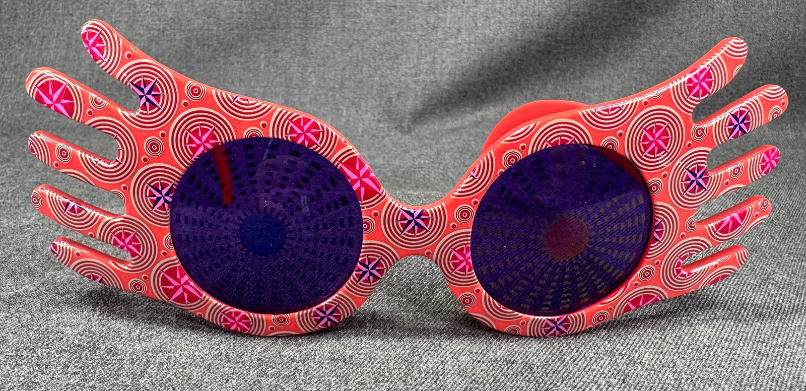 Harry Potter Luna Lovegood Spectre Specs Warner Bros ElopeTaiwan: Harry Potter Luna Lovegood Spectre Specs Warner Bros ElopeTaiwan. Unmarked. For measures please refer to the pictures taken with a measuring tape. Weight:49 Grams IN HOUSE Estimated* SHIPPING & HANDLI