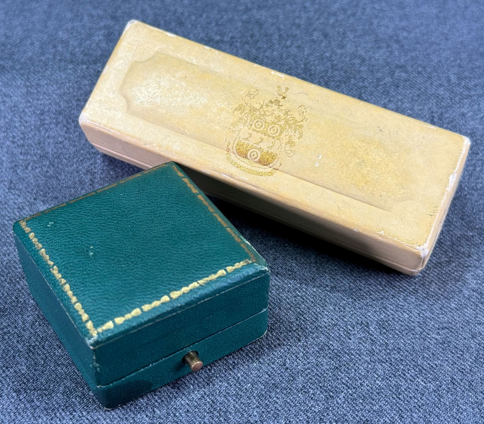 Vintage C D Peacock Chicago & unbranded lined in paper cardboard Jewelry boxes.: Vintage C D Peacock Chicago & unbranded lined in paper cardboard Jewelry boxes. Empty. For measures please refer to the pictures taken with a measuring tape. Weight: 42 Grams. This is a NO RESERVE AUC