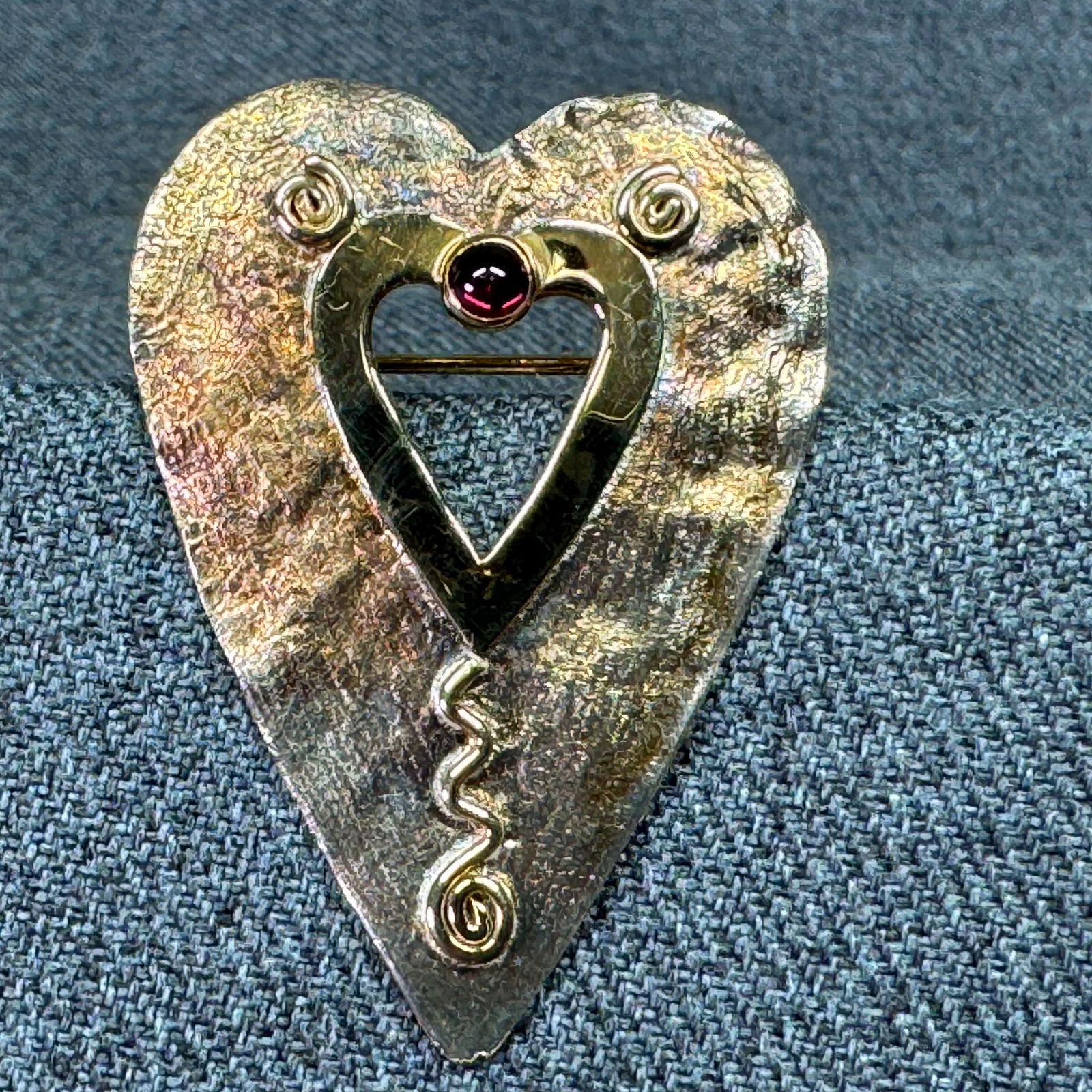 Vintage artsy brutalist amethyst cab gold-toned heart brooch pin (1 of 6)