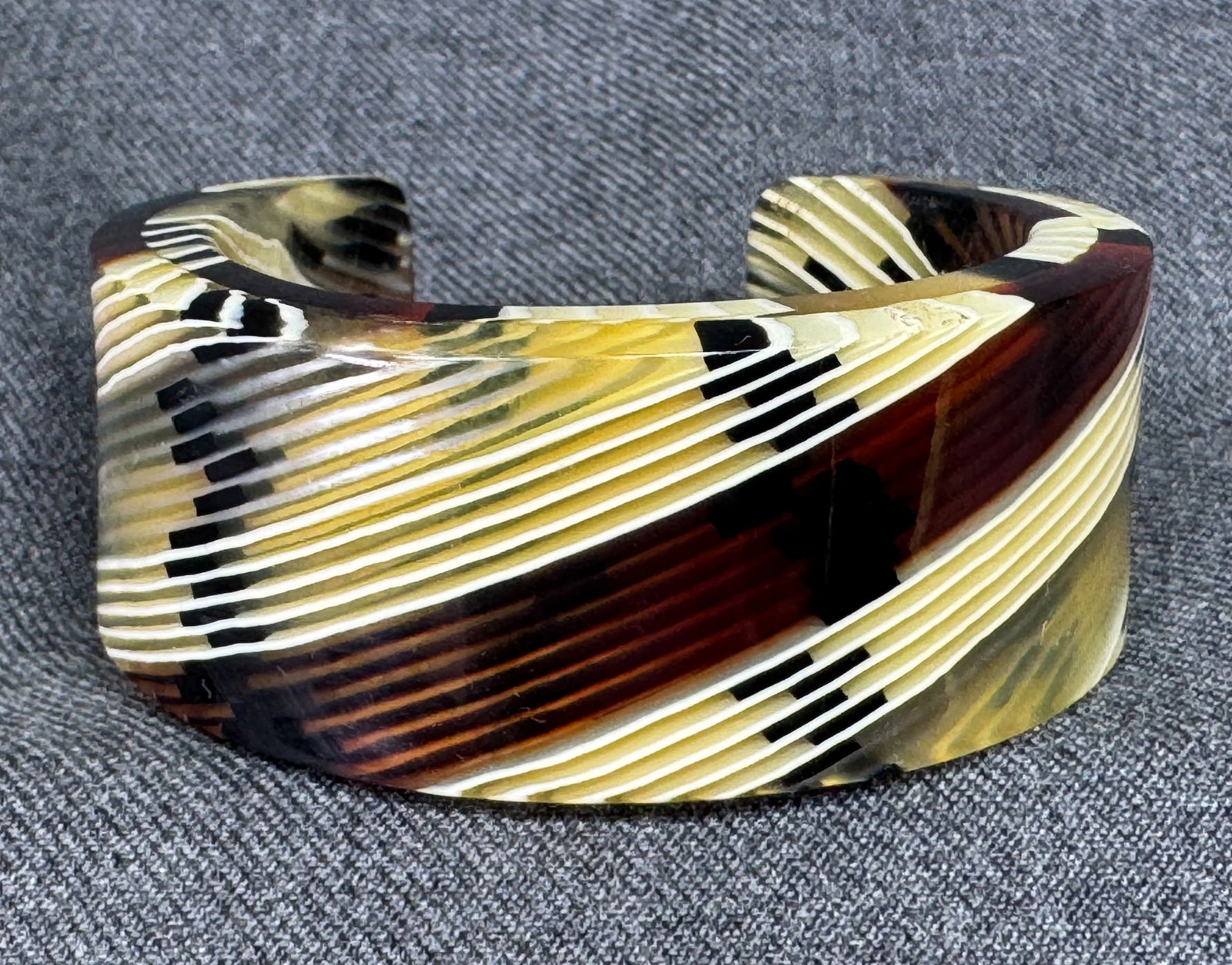 Vintage Lea stein style resin cuff bracelet: Vintage Lea stein style resin cuff bracelet. Unmarked. For a small wrist. For measures please refer to the pictures taken with a measuring tape. Weight: 34 Grams. IN HOUSE Estimated* SHIPPING & HANDLI