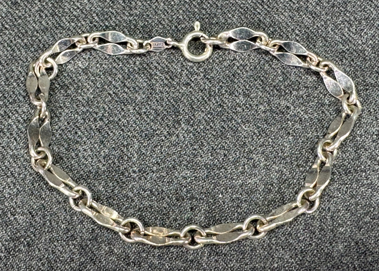 Vintage Alfi Italy sterling silver chain bracelet: Vintage Alfi Italy sterling silver chain bracelet. Marked Alfi, 925, Italy. For measures please refer to the pictures taken with a measuring tape. Weight: 5.91 Grams IN HOUSE Estimated* SHIPPING & HAN