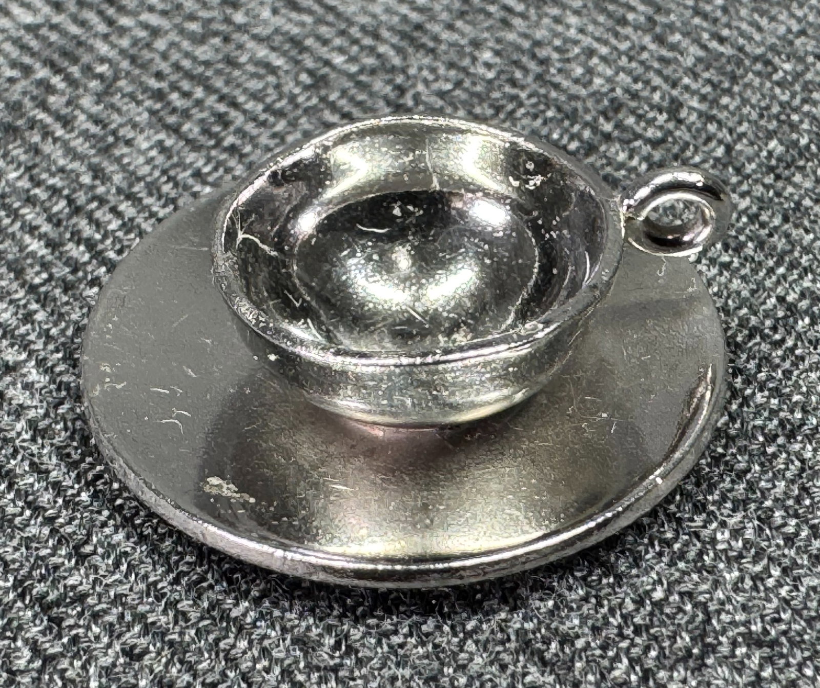Vintage Jewelart Sterling Silver Cup On Saucer Pendant Bracelet Charm: Vintage Jewelart Sterling Silver Cup On Saucer Pendant Bracelet Charm. Marked . For measures please refer to the pictures taken with a measuring tape. Weight: 4 Grams IN HOUSE Estimated* SHIPPING & HA