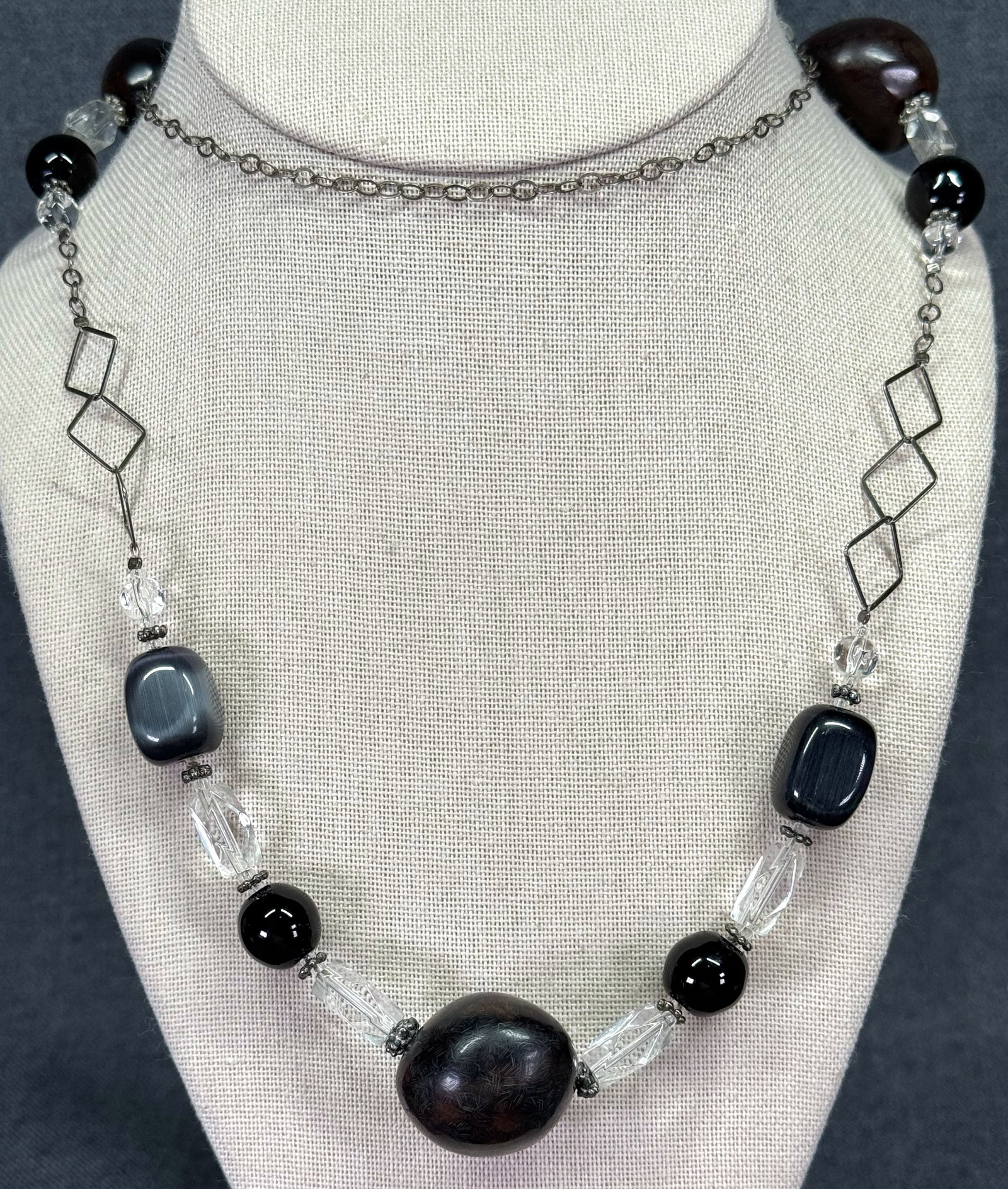 Vintage seeds & lucite beads silver-toned metal necklace: Vintage seeds & lucite beads silver-toned metal necklace. Unmarked. For measures please refer to the pictures taken with a measuring tape. Weight: 50 Grams. IN HOUSE Estimated* SHIPPING & HANDLING COS