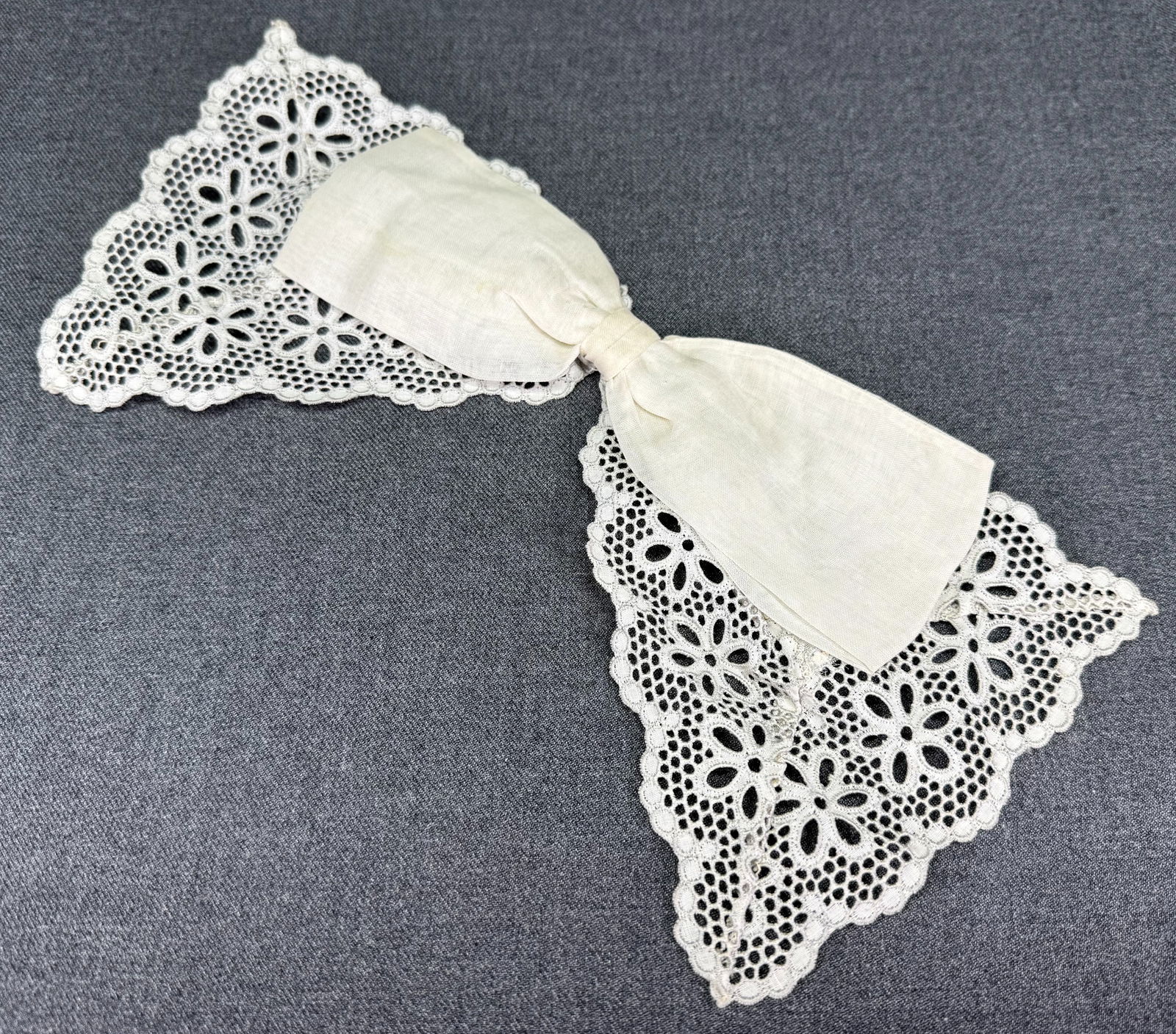 Vintage eyelet lace and fabric large bow applique: Vintage eyelet lace and fabric large bow applique. Unused. For measures please refer to the pictures taken with a measuring tape. Weight: 12 Grams. IN HOUSE Estimated* SHIPPING & HANDLING COST WITHIN