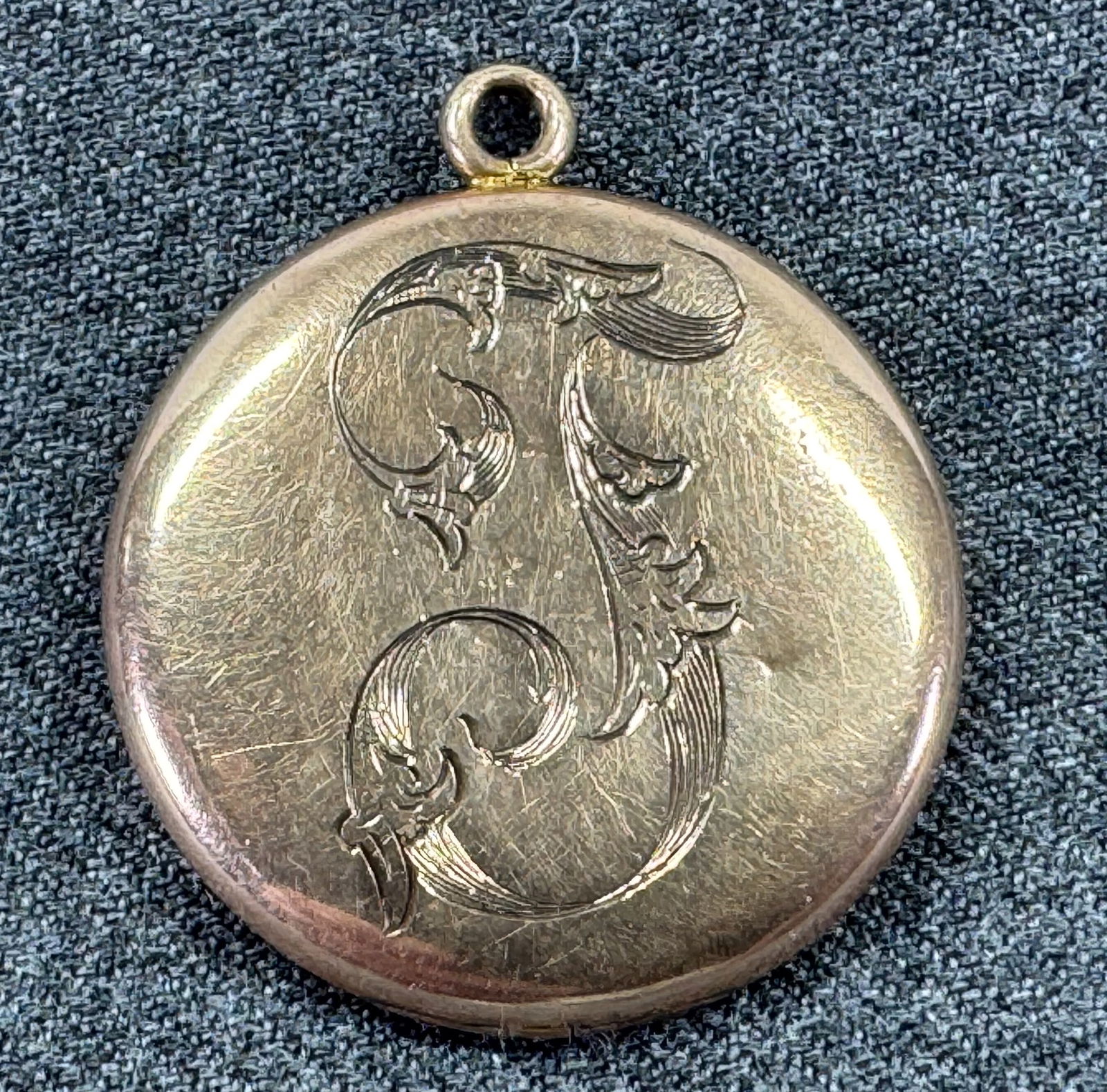 Antique W&K Co 1/4 gold shell engraved scrolls & letter F locket pendant (1 of 7)