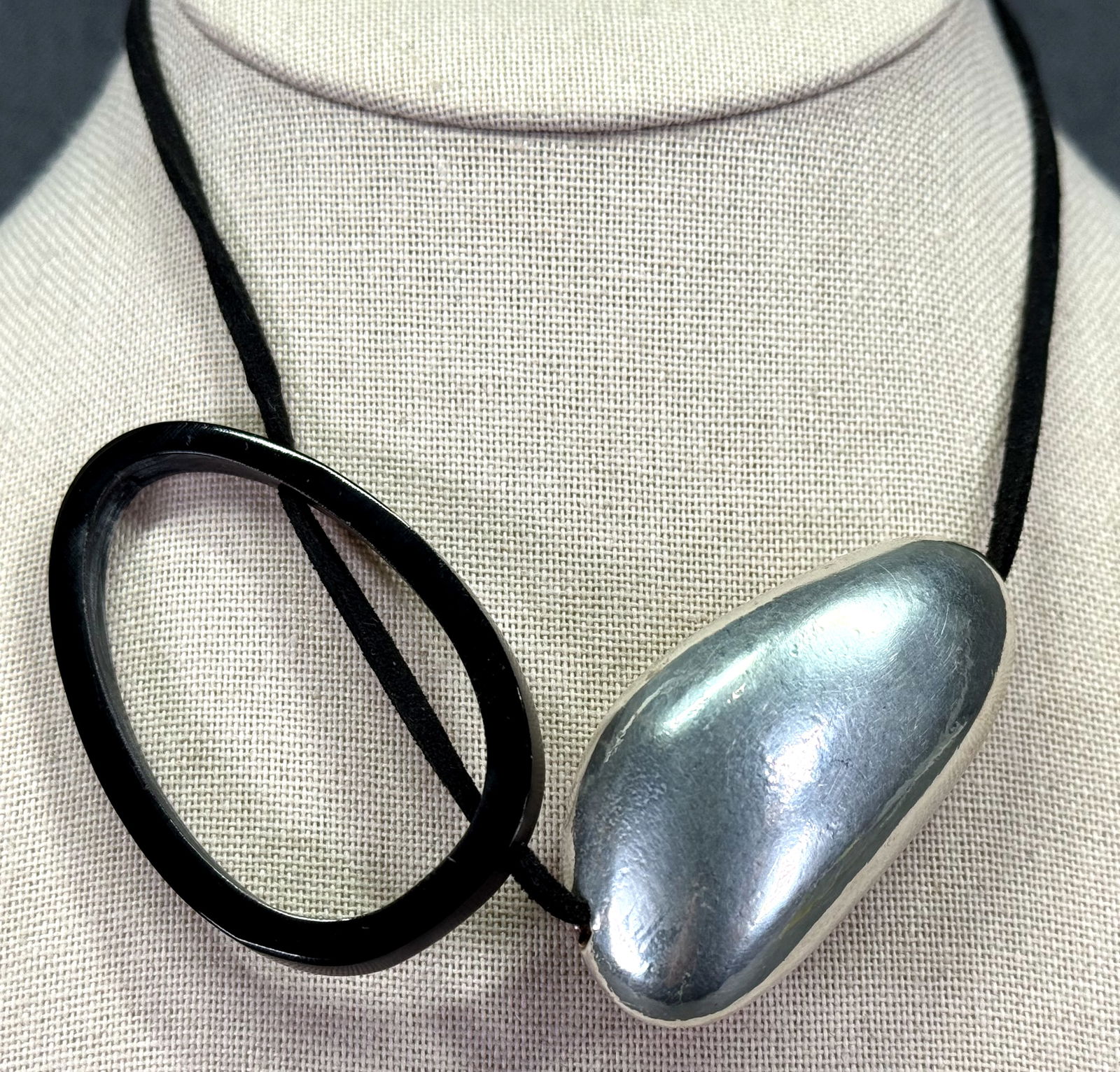 Vintage artsy space age adjustable necklace. Silvertoned metal, black plastic & suede strap: Vintage artsy space age adjustable necklace. Silvertoned metal, black plastic & suede strap . Unmarked. For measures please refer to the pictures taken with a measuring tape. Weight: 33 Grams. IN HOUS