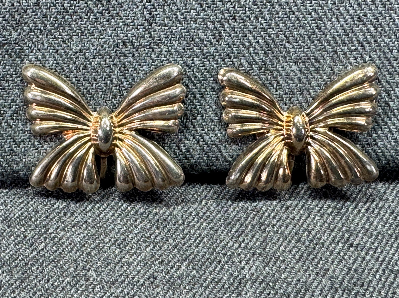 Vintage MCM ribbons in bow gilt sterling screw back earrings: Vintage MCM ribbons in bow gilt sterling screw back earrings. MArked Sterling. For measures please refer to the pictures taken with a measuring tape. Weight: 4.91 Grams. IN HOUSE Estimated* SHIPPING &