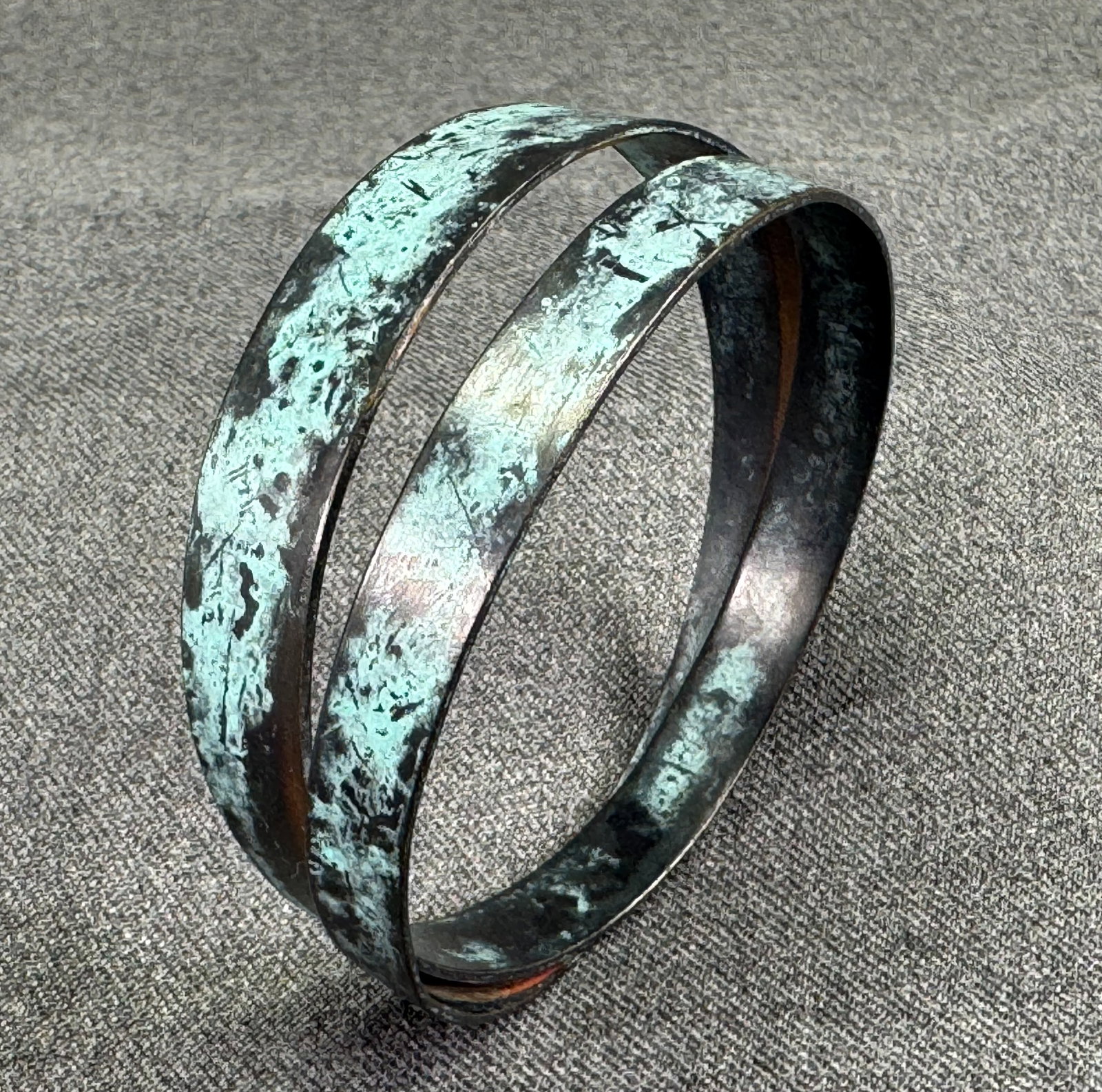 Vintage artsy patina copper bracelet bangle: Vintage artsy patina copper bracelet bangle. Unmarked. For measures please refer to the pictures taken with a measuring tape. Weight: 35 Grams. IN HOUSE Estimated* SHIPPING & HANDLING COST WITHIN THE