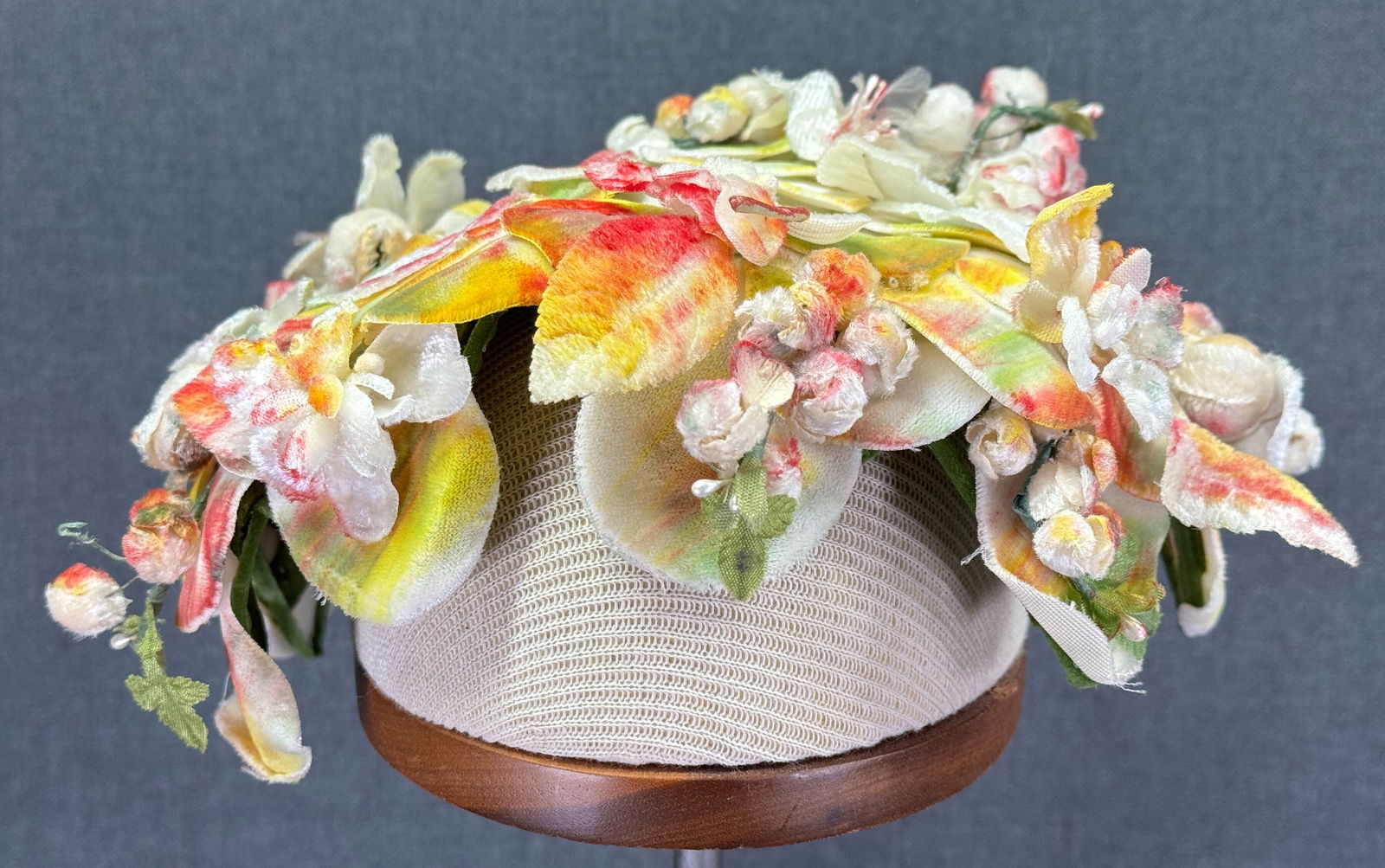 Vintage Evelyn Varon Exclusive flowers hat: Vintage Evelyn Varon Exclusive flowers hat. Label.No size label. Size around 22 1/2. IN HOUSE Estimated* SHIPPING & HANDLING COST WITHIN THE U.S. : $10 WE COMBINE SHIPPING. We do not offer internation
