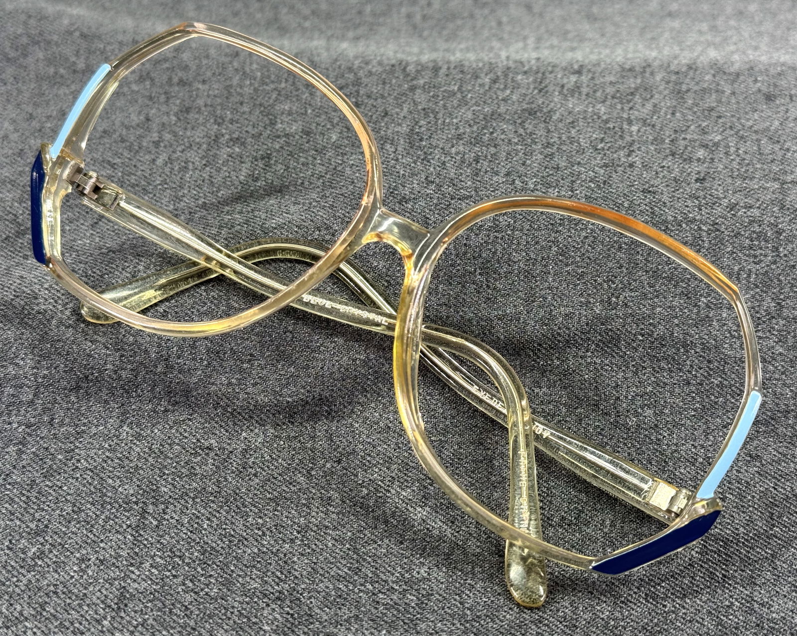Vintage Eyedeal Judy Blue Accents Crystal Eyeglass Frame: Vintage Eyedeal Judy Blue Accents Crystal Eyeglass Frame. MArked. No lenses. For measures please refer to the pictures taken with a measuring tape. Weight: 16 Grams IN HOUSE Estimated* SHIPPING & HAND