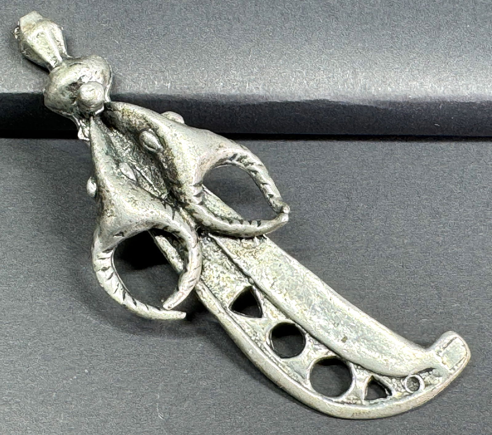 Vintage lobster claw handle scimitar sword pewter pin brooch. (1 of 7)