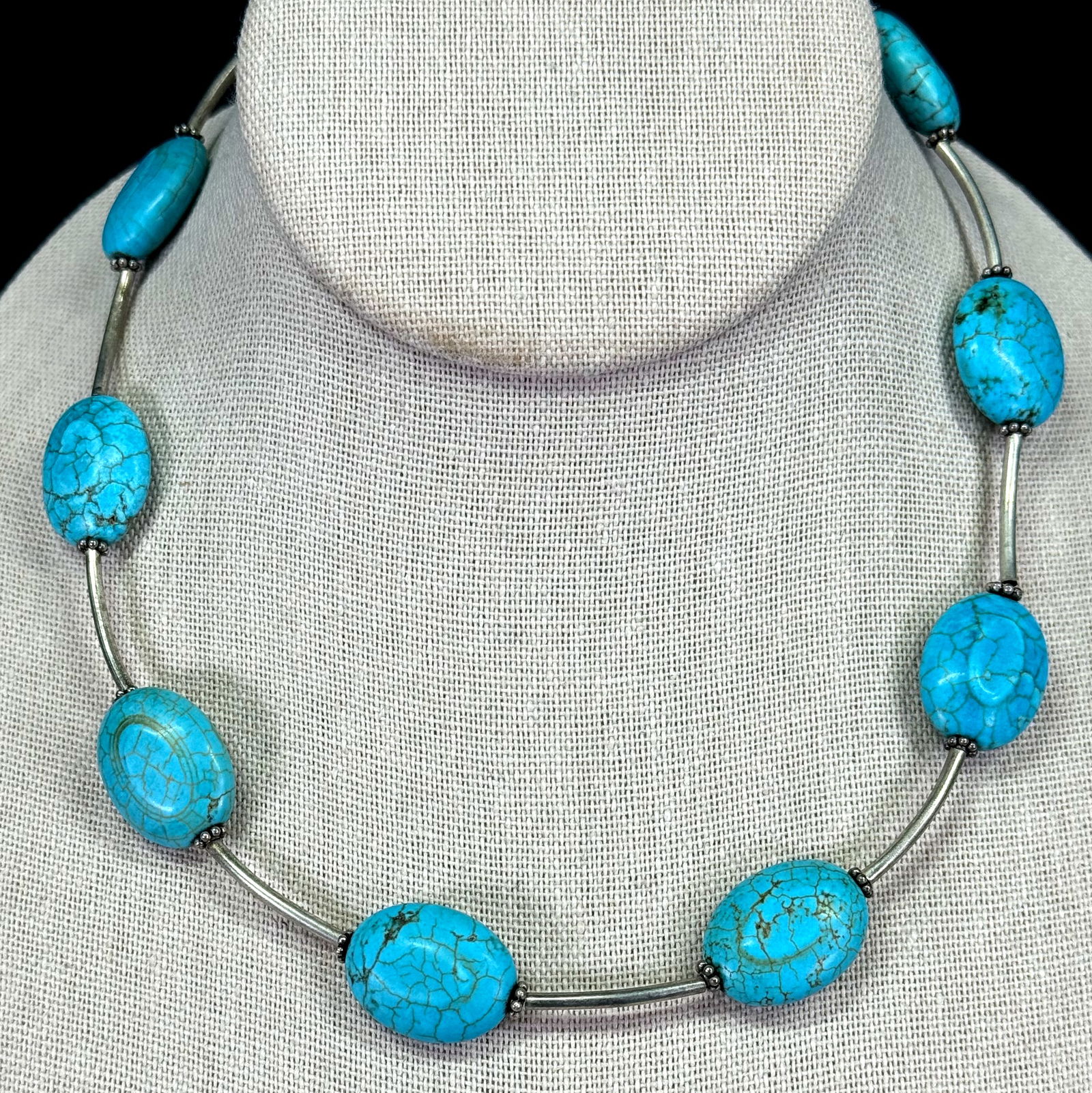 Vintage Southwestern style reconstituted turquoise silvertone metal collar necklace.: Vintage Southwestern style reconstituted turquoise silvertone metal collar necklace. Unmarked. Toggle clasp. For measures please refer to the pictures taken with a measuring tape. Weight: 37 Grams. Th