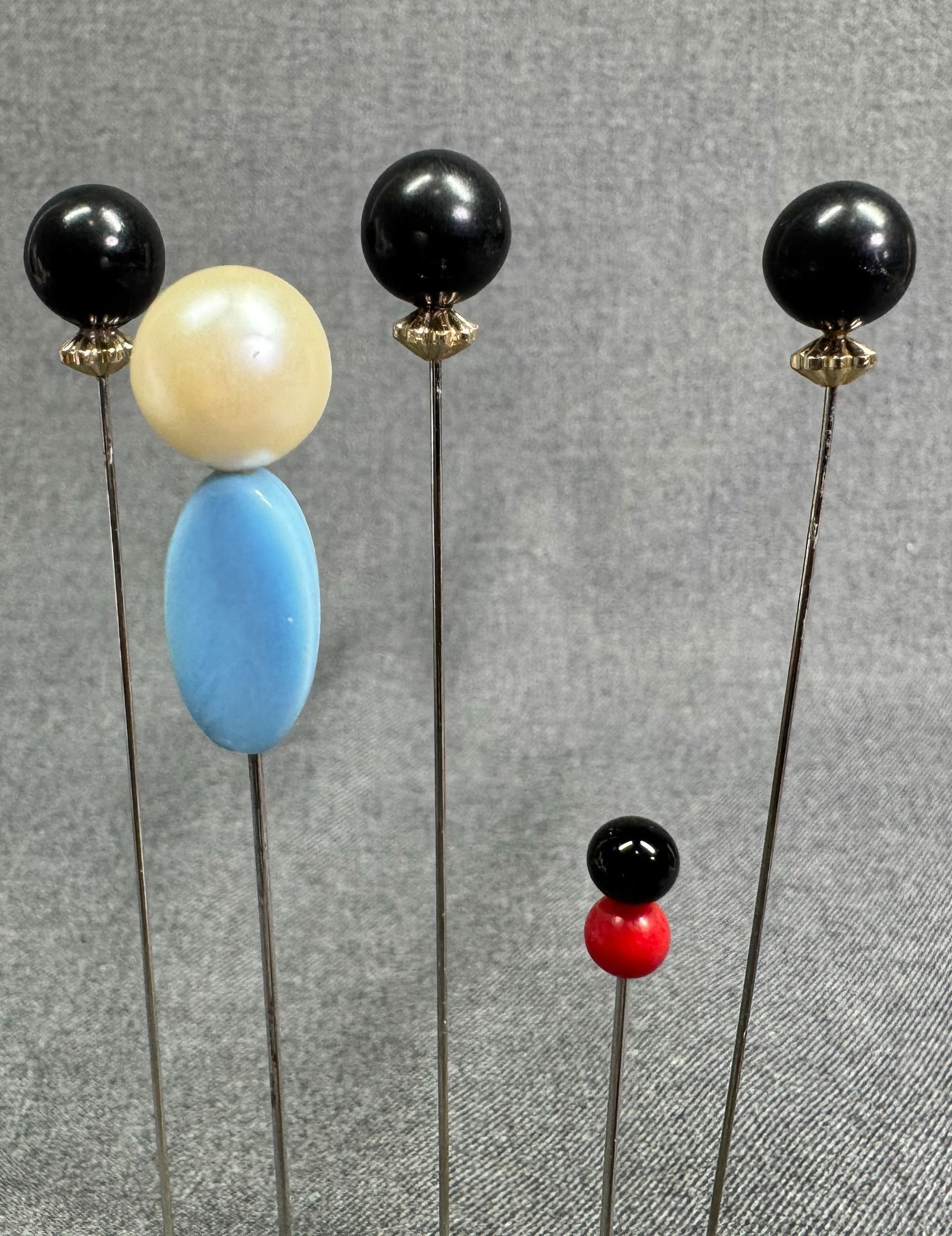 Vintage assorted colors plastic beads hat pins hatpins.: Vintage assorted colors plastic beads hat pins hatpins. For measures please refer to the pictures taken with a measuring tape. Weight: 10 Grams IN HOUSE Estimated* SHIPPING & HANDLING COST WITHIN THE