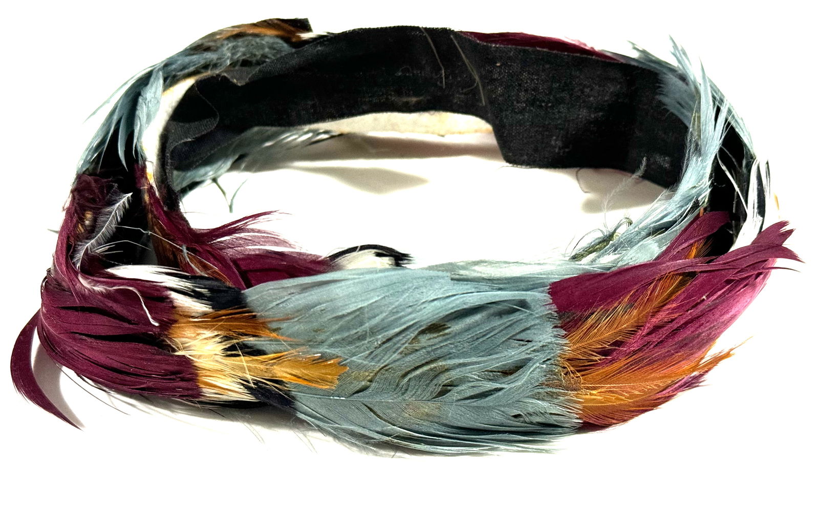 Vintage / Antique millinery feathers hat band: Vintage / Antique millinery feathers hat band. For measures please refer to the pictures taken with a measuring tape. This is a NO RESERVE AUCTION: there are no hidden or confidential reserves, all ac