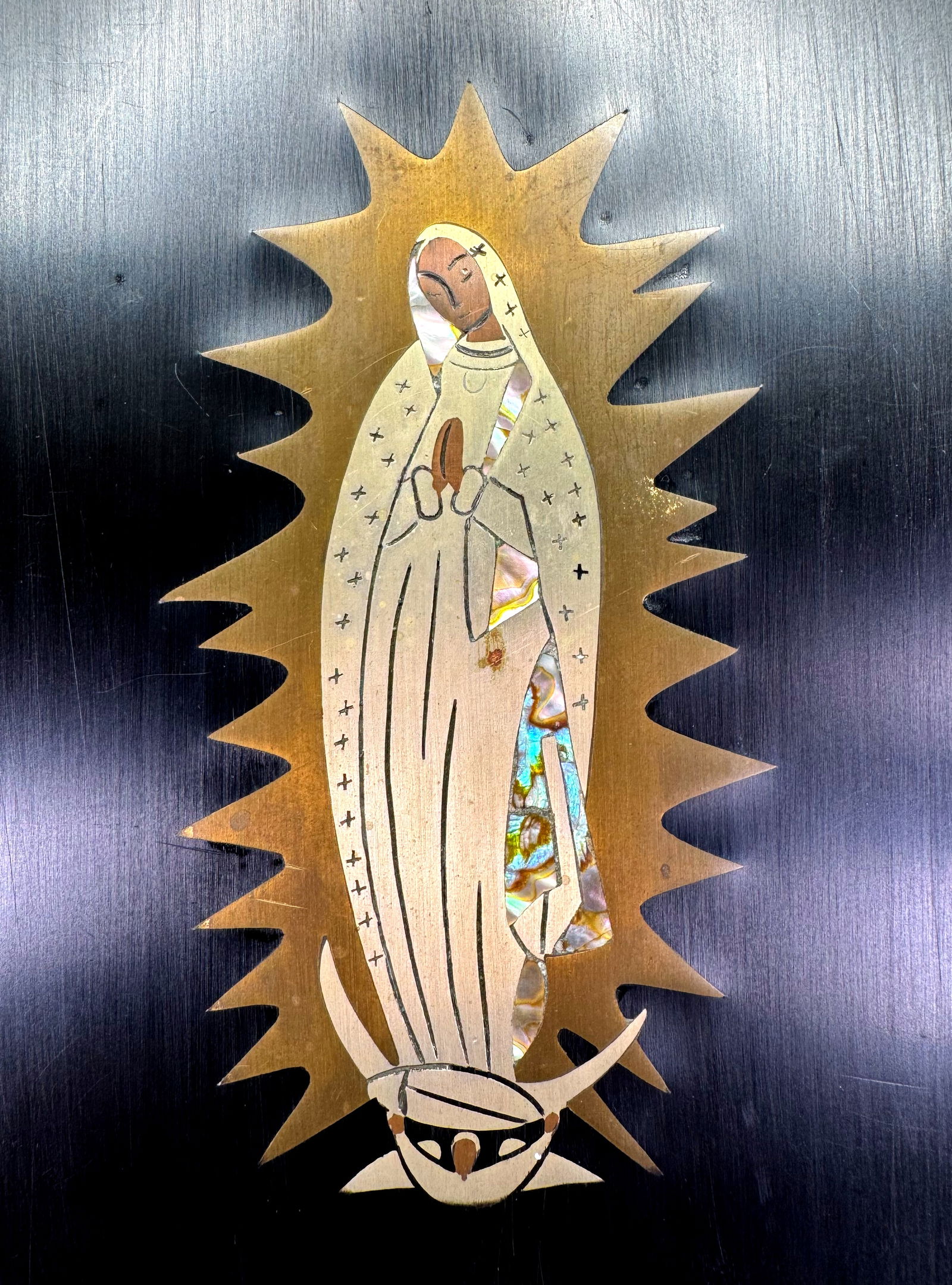 Vintage Los Castillo Taxco Our Lady of Guadalupe plaque. Wood, abalone & mixed metals: Vintage Los Castillo Taxco Mexico Our Lady of Guadalupe Virgen plaque. Wood, abalone & mixed metals. Marked. For measures please refer to the pictures taken with a measuring tape. Weight: 250 Grams. I