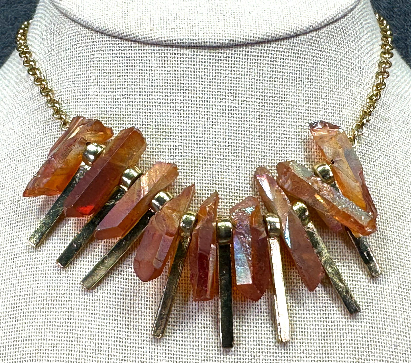Vintage peach raw quartz gold-toned collar necklace: Vintage peach raw quartz gold-toned collar necklace. Unmarked. For measures please refer to the pictures taken with a measuring tape. IN HOUSE Estimated* SHIPPING & HANDLING COST WITHIN THE U.S. : $7