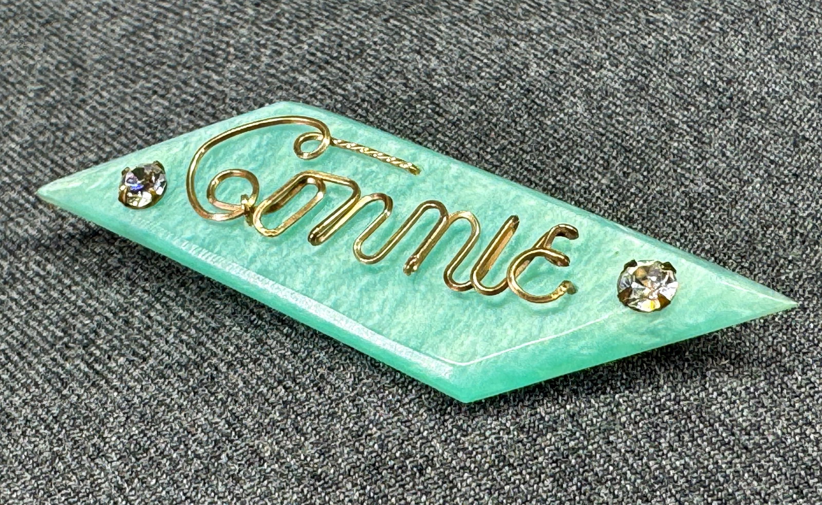 Vintage clear crystals twisted wire Connie green lucite brooch pin: Vintage clear crystals gold-filled twisted wire Connie marbled green lucite brooch pin. Unmarked. For measures please refer to the pictures taken with a measuring tape. Weight: 6 Grams IN HOUSE Estima