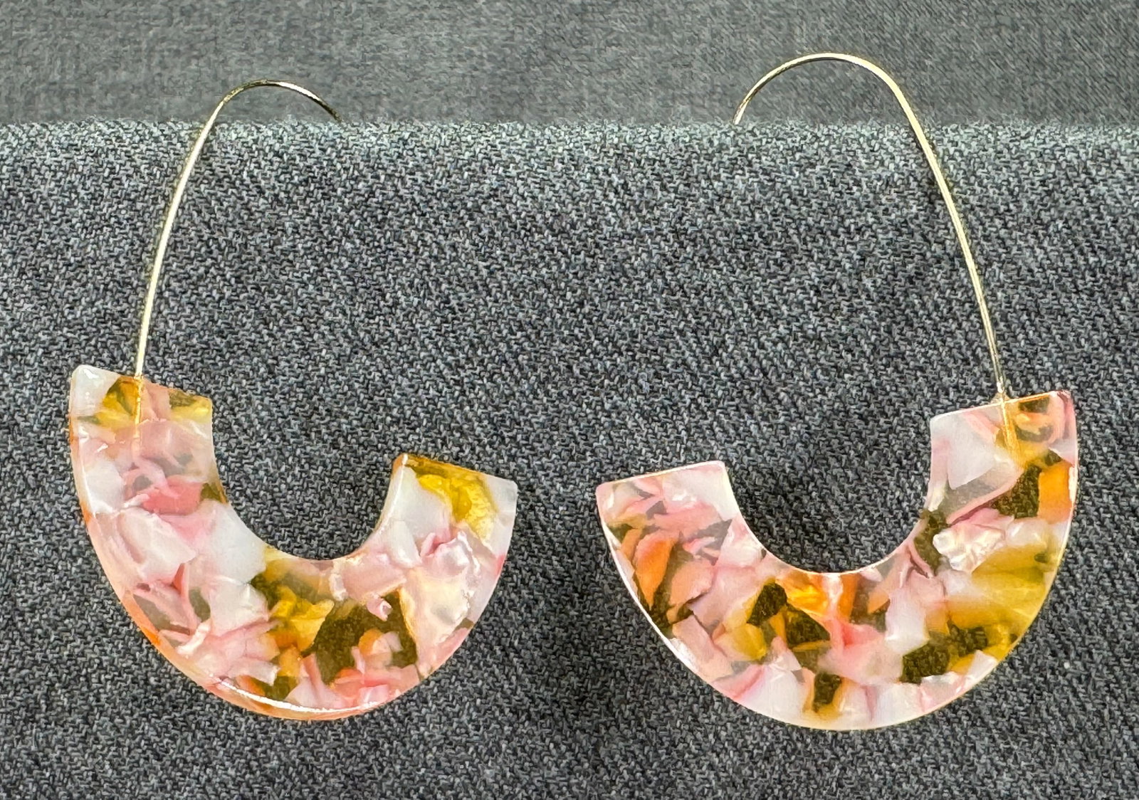 Marbled lucite gold-toned hook earrings: Marbled lucite gold-toned hook earrings . Unmarked. For measures please refer to the pictures taken with a measuring tape. Weight: 7 Grams IN HOUSE Estimated* SHIPPING & HANDLING COST WITHIN THE U.S. 