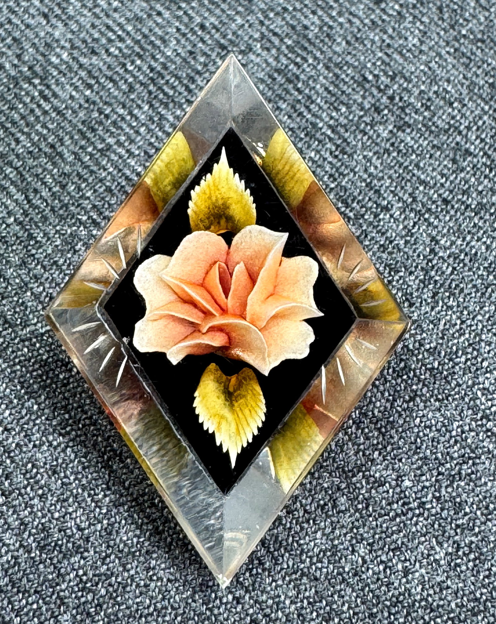 Vintage reverse carved & painted lucite peach flower brooch pin: Vintage reverse carved & painted lucite peach flower brooch pin. Unmarked. For measures please refer to the pictures taken with a measuring tape. Weight: 4 Grams IN HOUSE Estimated* SHIPPING & HANDLIN